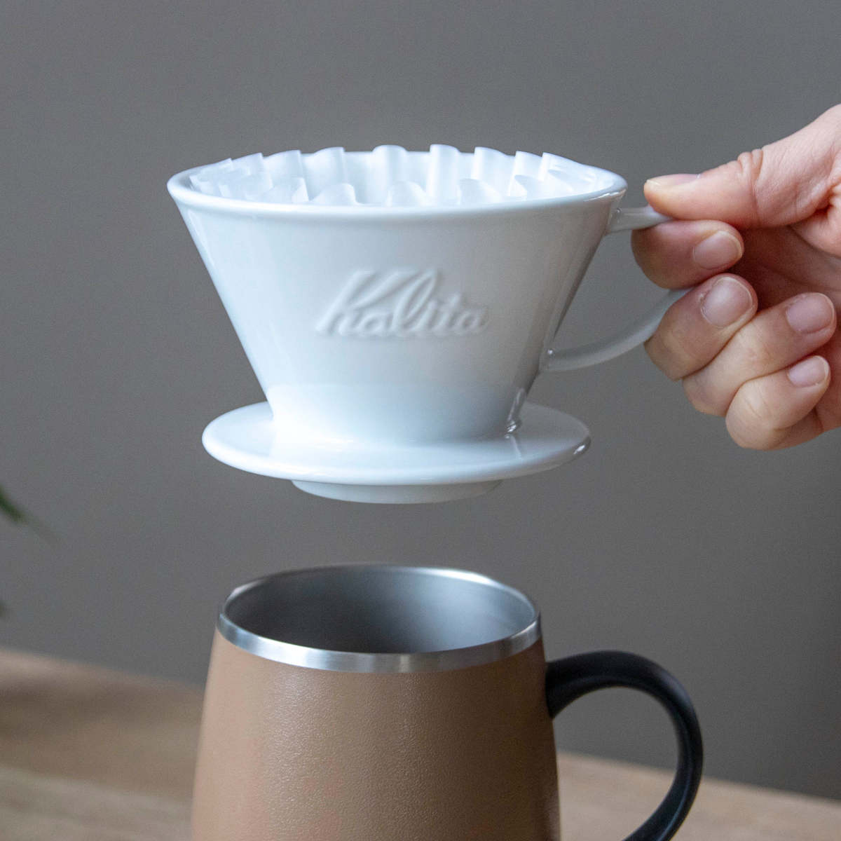 Kalita カリタ HA185 ドリッパー ウェーブ ( 2~4人用 磁器 波佐見焼 日本製 三つ穴構造 ドリップ コーヒー コーヒードリッパー おしゃれ シンプル 珈琲 用品 器具 コーヒーウェア ハンドドリップ 3つ穴 )