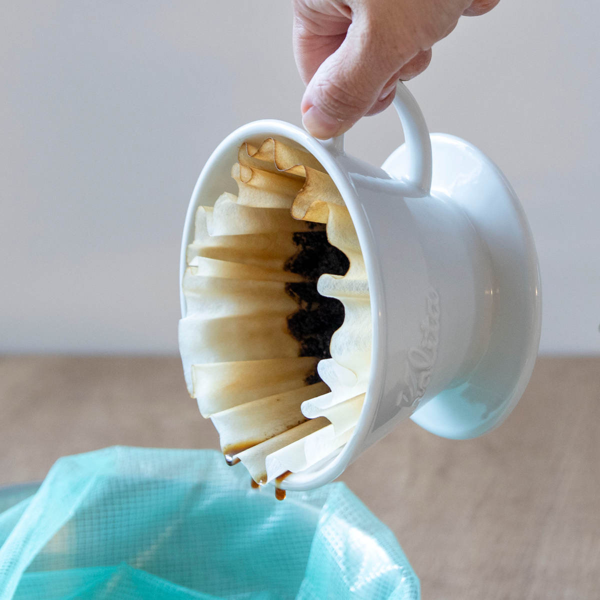 Kalita カリタ HA185 ドリッパー ウェーブ ( 2~4人用 磁器 波佐見焼 日本製 三つ穴構造 ドリップ コーヒー コーヒードリッパー おしゃれ シンプル 珈琲 用品 器具 コーヒーウェア ハンドドリップ 3つ穴 )