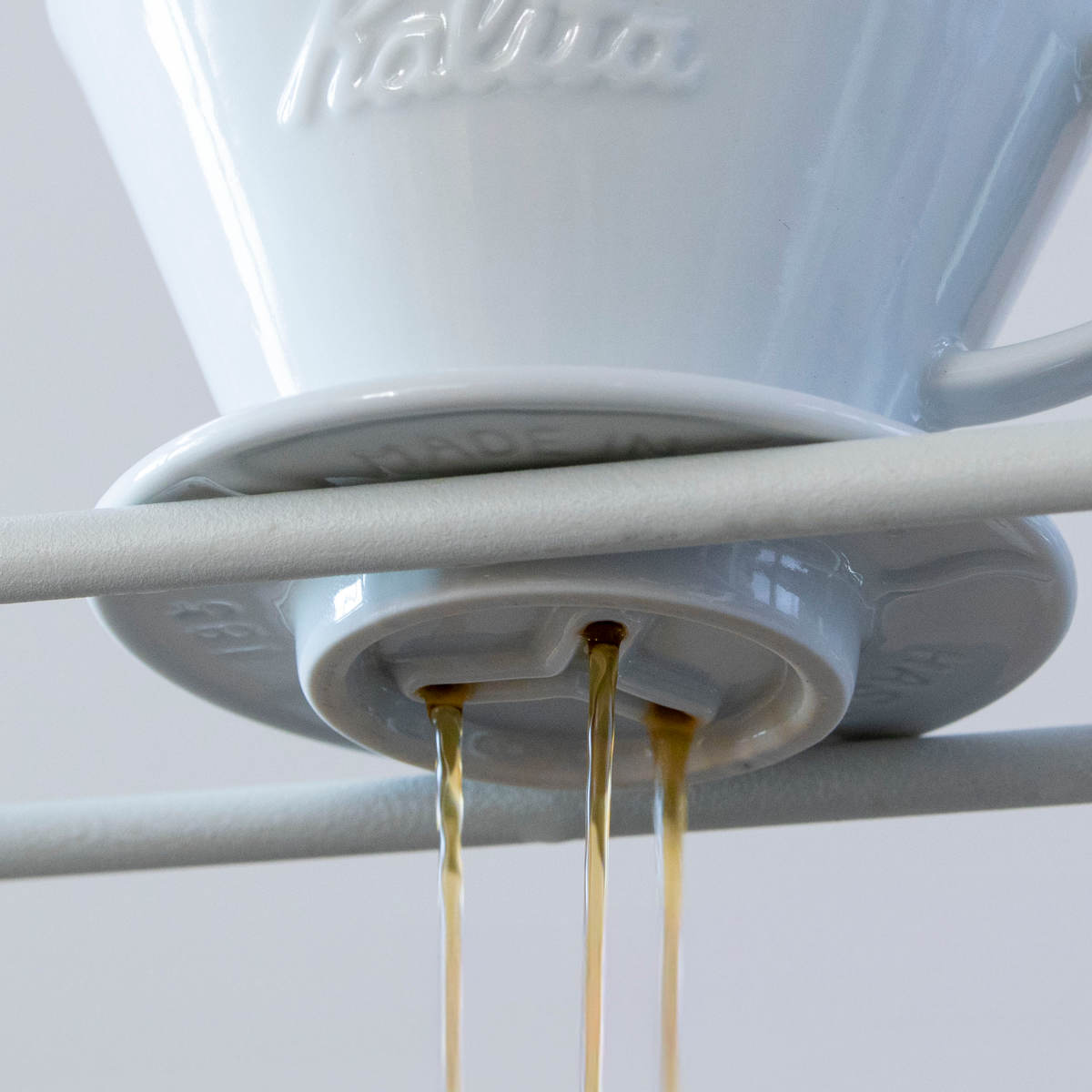 Kalita カリタ HA185 ドリッパー ウェーブ ( 2~4人用 磁器 波佐見焼 日本製 三つ穴構造 ドリップ コーヒー コーヒードリッパー おしゃれ シンプル 珈琲 用品 器具 コーヒーウェア ハンドドリップ 3つ穴 )