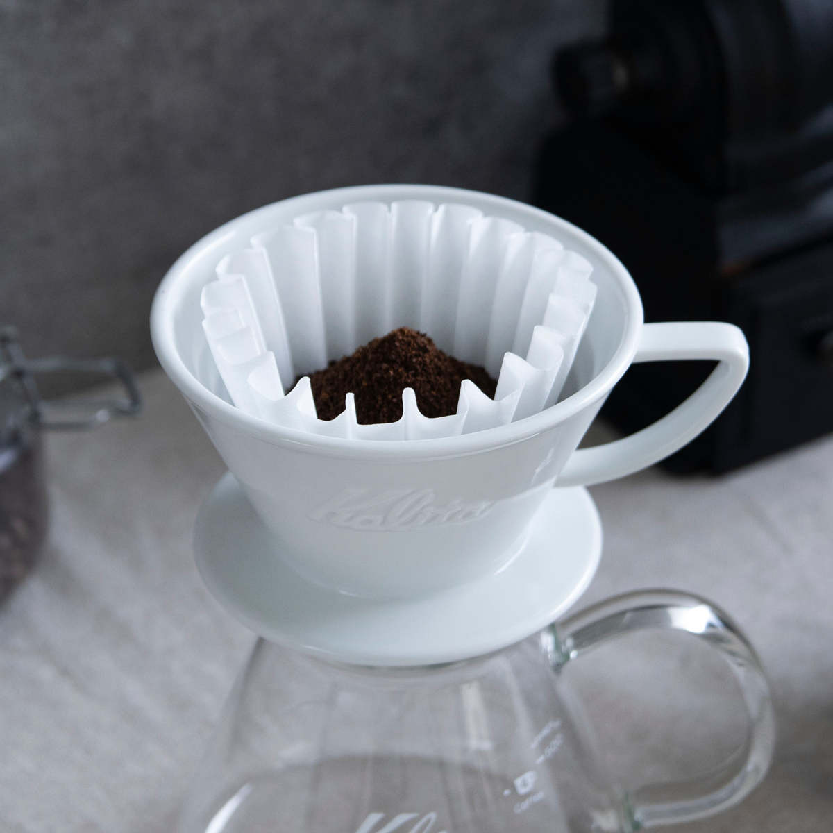 Kalita カリタ HA185 ドリッパー ウェーブ ( 2~4人用 磁器 波佐見焼 日本製 三つ穴構造 ドリップ コーヒー コーヒードリッパー おしゃれ シンプル 珈琲 用品 器具 コーヒーウェア ハンドドリップ 3つ穴 )