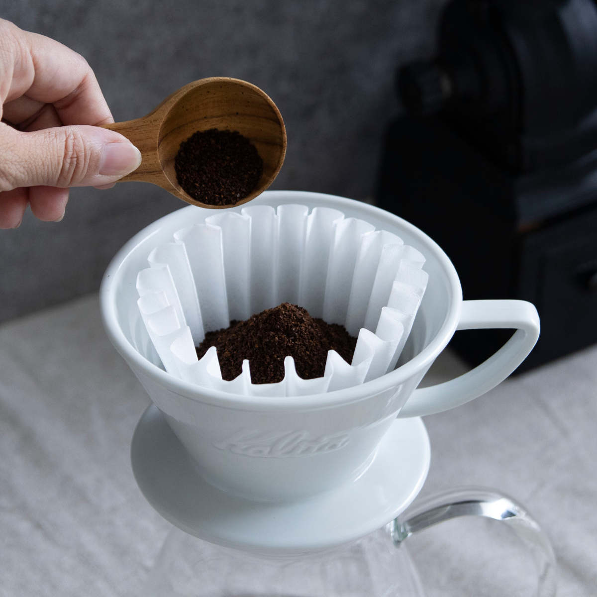 Kalita カリタ HA185 ドリッパー ウェーブ ( 2~4人用 磁器 波佐見焼 日本製 三つ穴構造 ドリップ コーヒー コーヒードリッパー おしゃれ シンプル 珈琲 用品 器具 コーヒーウェア ハンドドリップ 3つ穴 )
