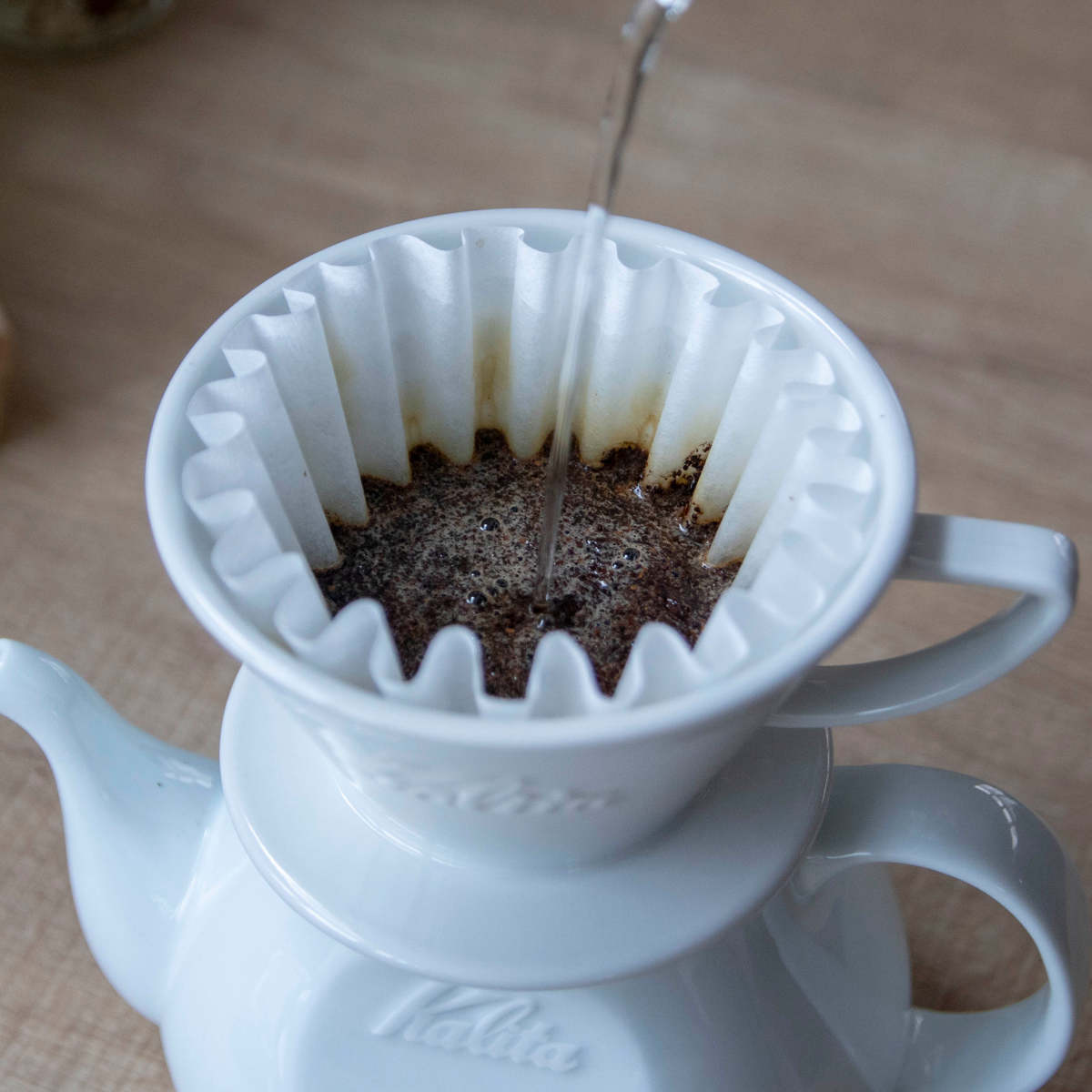 Kalita カリタ HA185 ドリッパー ウェーブ ( 2~4人用 磁器 波佐見焼 日本製 三つ穴構造 ドリップ コーヒー コーヒードリッパー おしゃれ シンプル 珈琲 用品 器具 コーヒーウェア ハンドドリップ 3つ穴 )