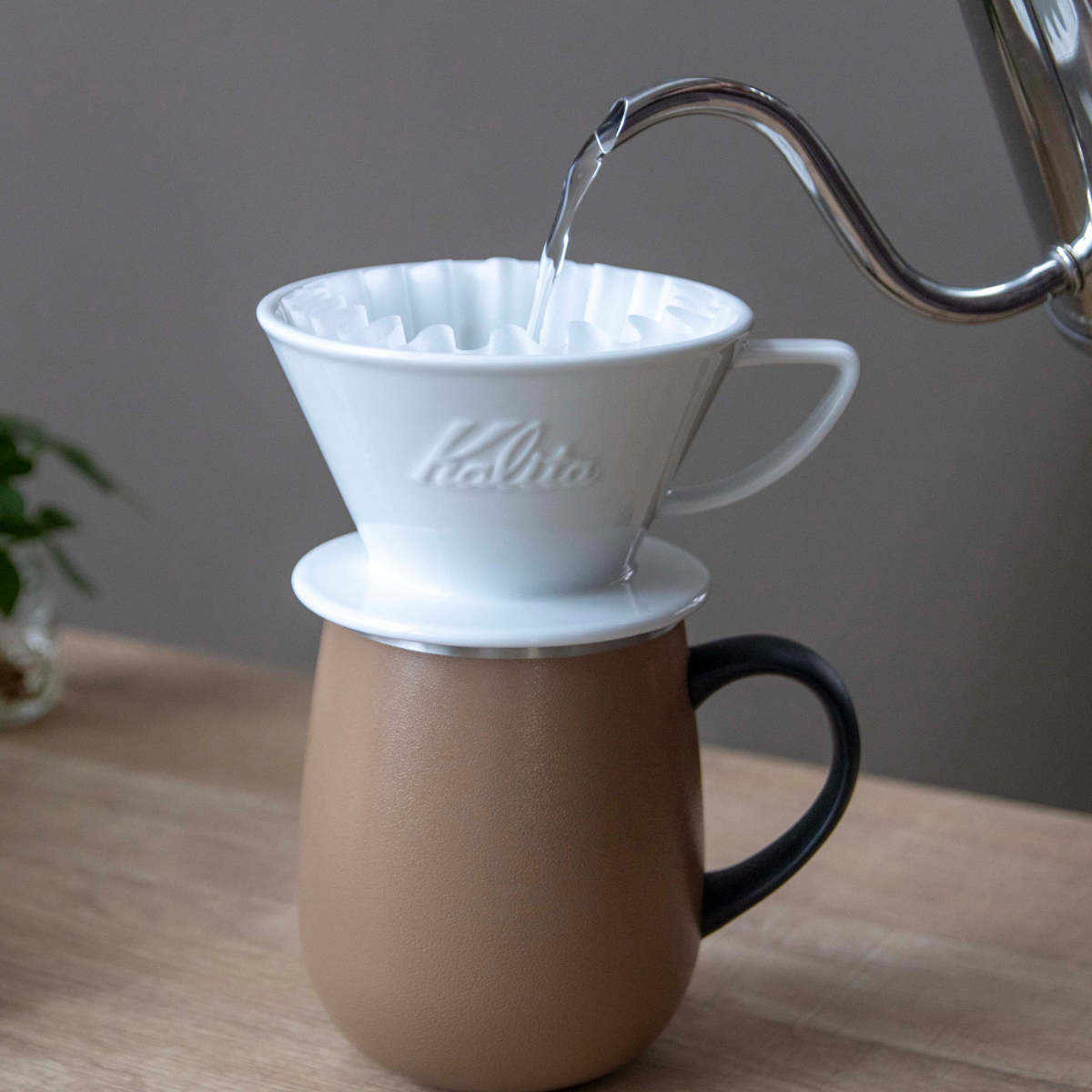 Kalita カリタ HA185 ドリッパー ウェーブ ( 2~4人用 磁器 波佐見焼 日本製 三つ穴構造 ドリップ コーヒー コーヒードリッパー おしゃれ シンプル 珈琲 用品 器具 コーヒーウェア ハンドドリップ 3つ穴 )