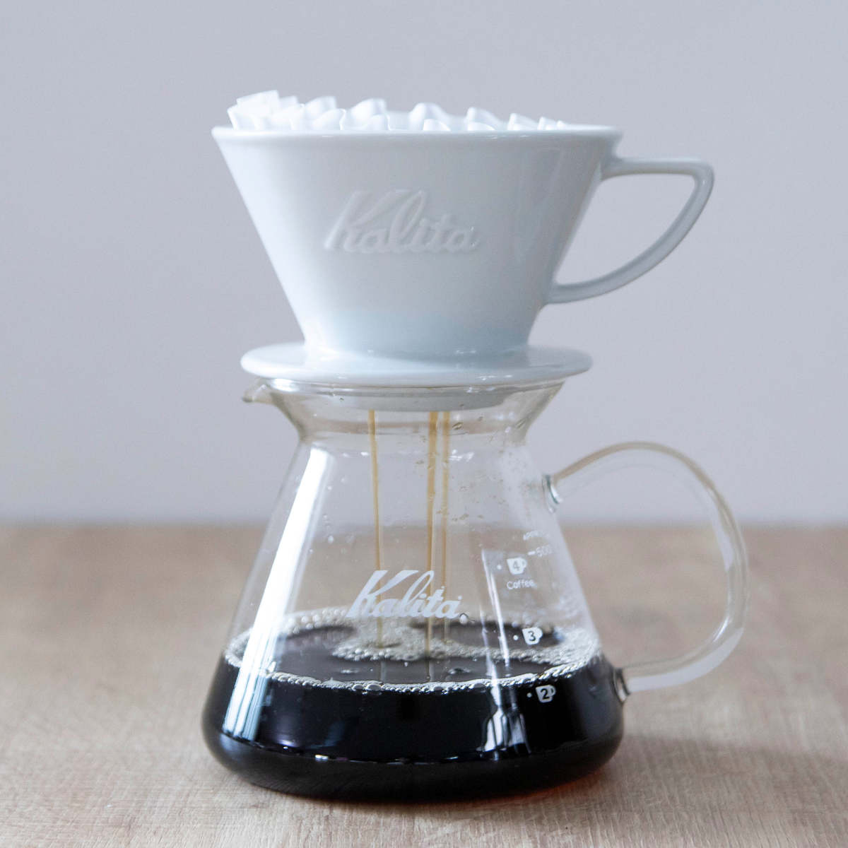Kalita カリタ HA185 ドリッパー ウェーブ ( 2~4人用 磁器 波佐見焼 日本製 三つ穴構造 ドリップ コーヒー コーヒードリッパー おしゃれ シンプル 珈琲 用品 器具 コーヒーウェア ハンドドリップ 3つ穴 )