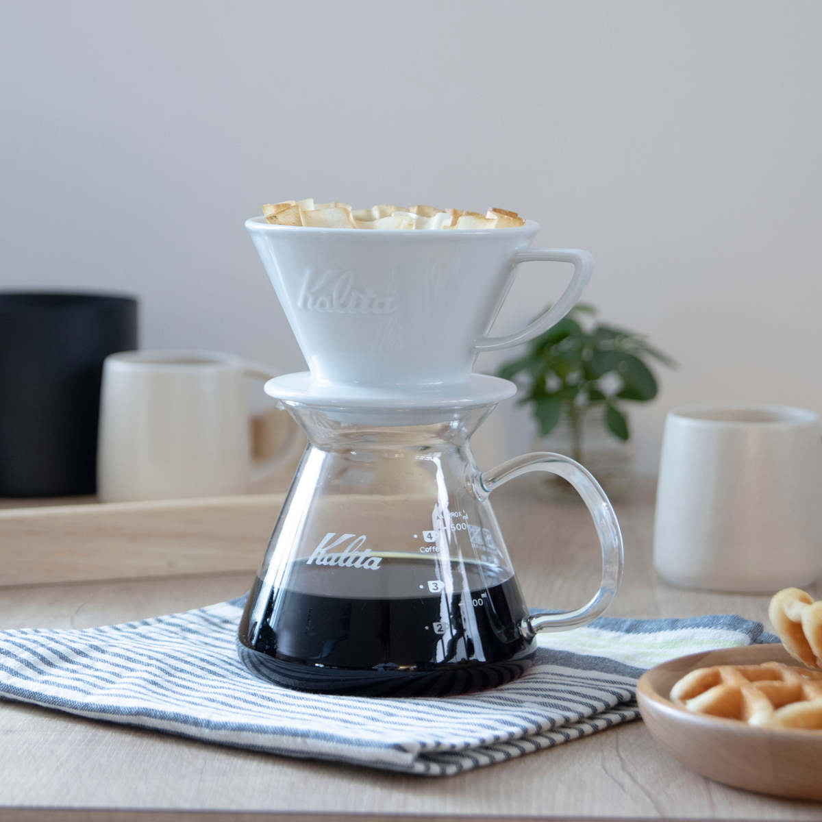 Kalita カリタ HA185 ドリッパー ウェーブ ( 2~4人用 磁器 波佐見焼 日本製 三つ穴構造 ドリップ コーヒー コーヒードリッパー おしゃれ シンプル 珈琲 用品 器具 コーヒーウェア ハンドドリップ 3つ穴 )