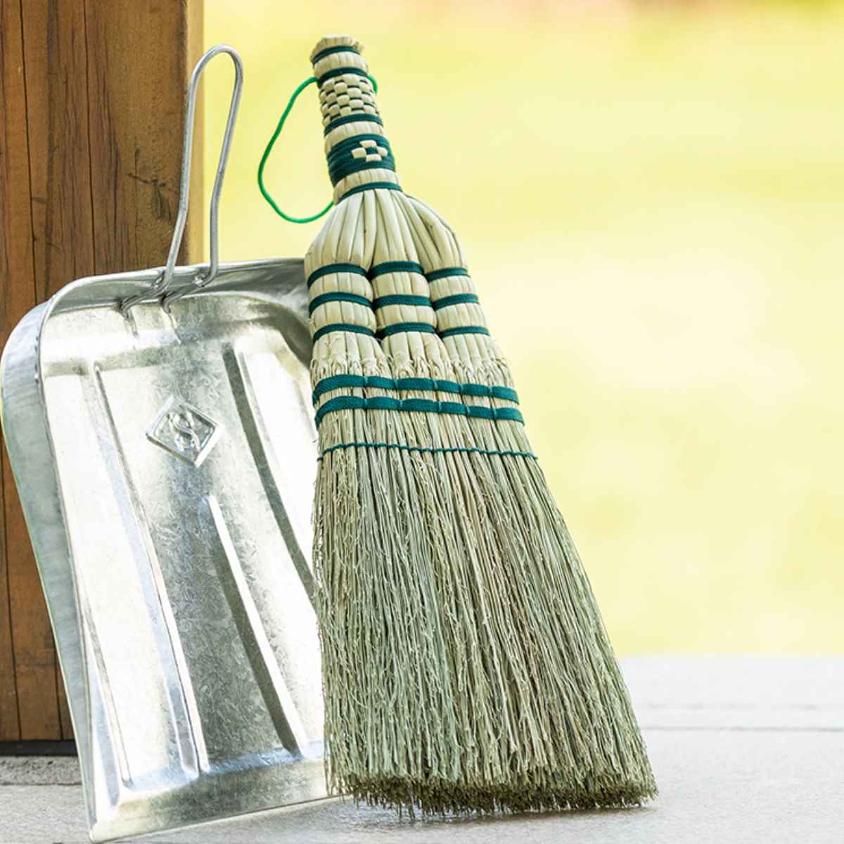 手編み ハンドほうき 亀の子 丈夫 ( 手ほうき ミニ 天然繊維 卓上ほうき 下駄箱掃除 ハンディ ほうき 掃除用品 掃除グッズ 掃き掃除 清掃 )