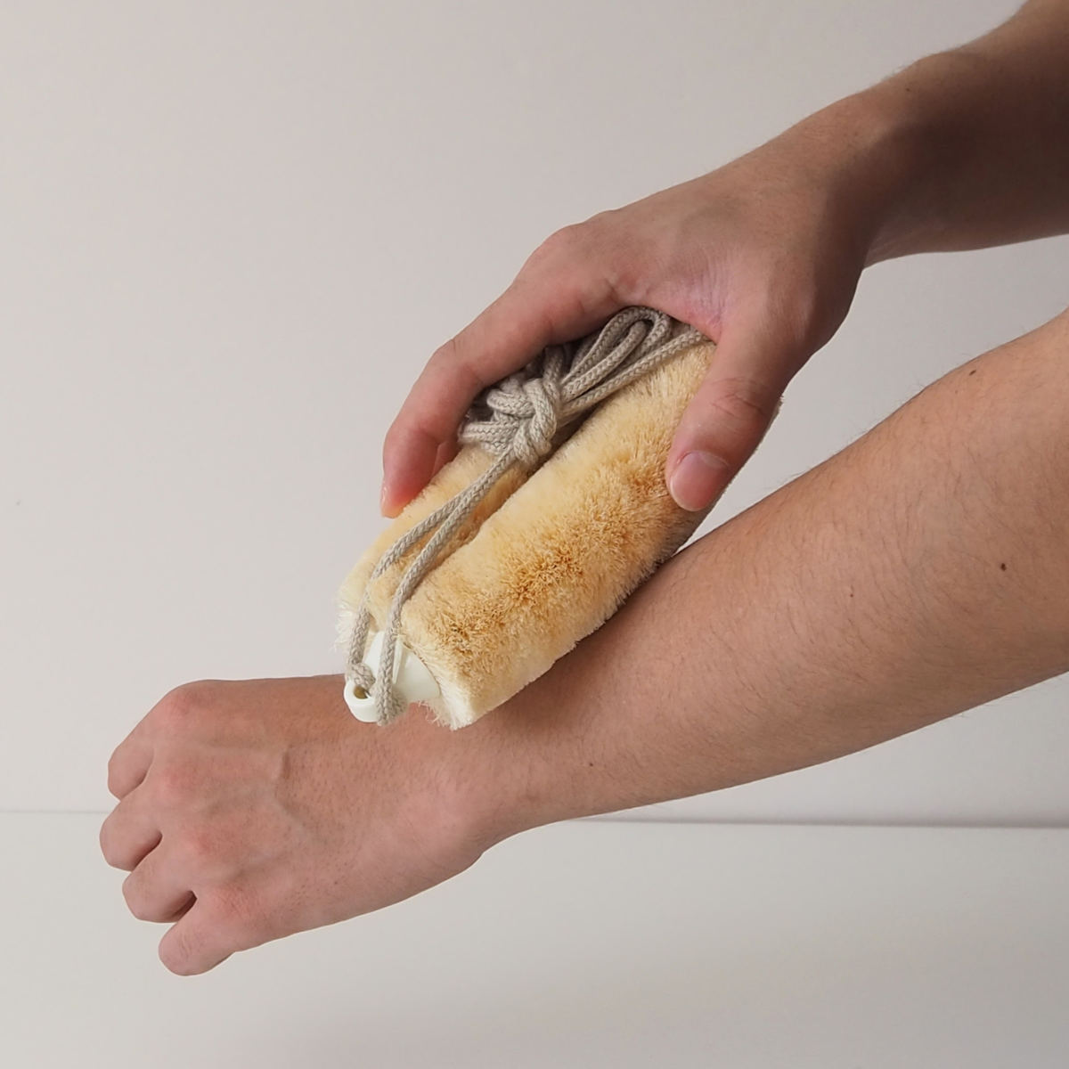 亀の子束子西尾商店 ボディたわし ひも付 サトオさん とてもやわらかい ( ボディブラシ ブラシ たわし 束子 ボディ 体 からだ サイザル麻 天然素材 体洗い 身体洗い ボディケア バスグッズ お風呂 入浴 )