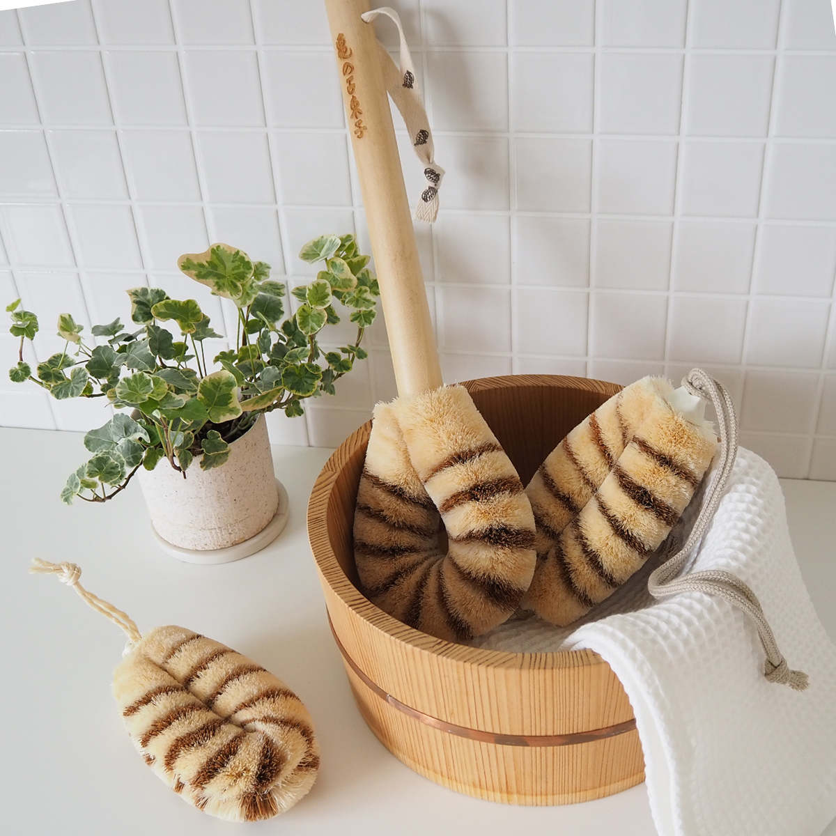 亀の子束子西尾商店 ボディたわし ひも付 タムラさん やわらかい ( ボディブラシ ブラシ たわし 束子 ボディ 体 からだ サイザル麻 パーム 天然素材 体洗い 身体洗い ボディケア バスグッズ お風呂 入浴 )