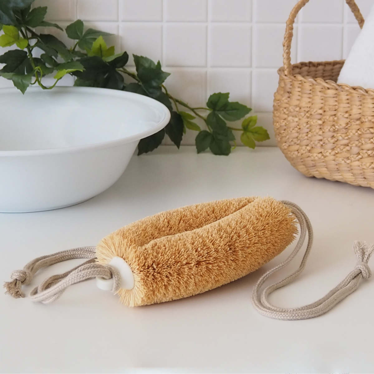 亀の子束子西尾商店 ボディたわし ひも付 ニシオくん かため ( ボディブラシ ブラシ たわし 束子 ボディ 体 からだ パーム 天然素材 体洗い 身体洗い ボディケア バスグッズ お風呂 入浴 )