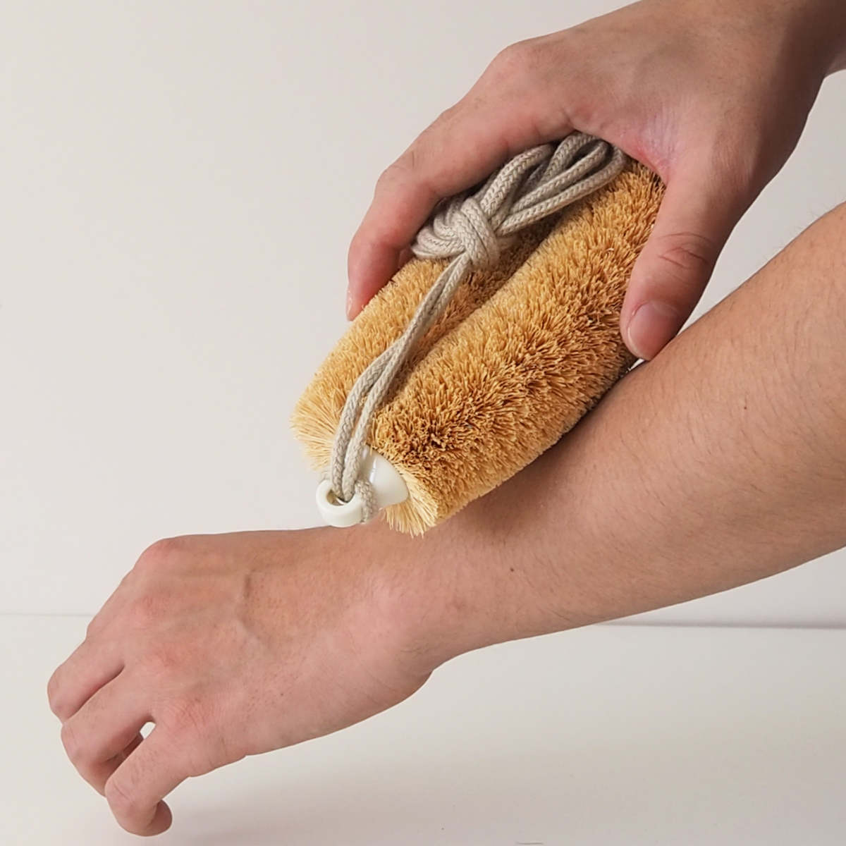 亀の子束子西尾商店 ボディたわし ひも付 ニシオくん かため ( ボディブラシ ブラシ たわし 束子 ボディ 体 からだ パーム 天然素材 体洗い 身体洗い ボディケア バスグッズ お風呂 入浴 )