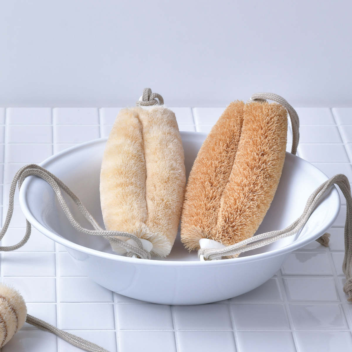 亀の子束子西尾商店 ボディたわし ひも付 ニシオくん かため ( ボディブラシ ブラシ たわし 束子 ボディ 体 からだ パーム 天然素材 体洗い 身体洗い ボディケア バスグッズ お風呂 入浴 )