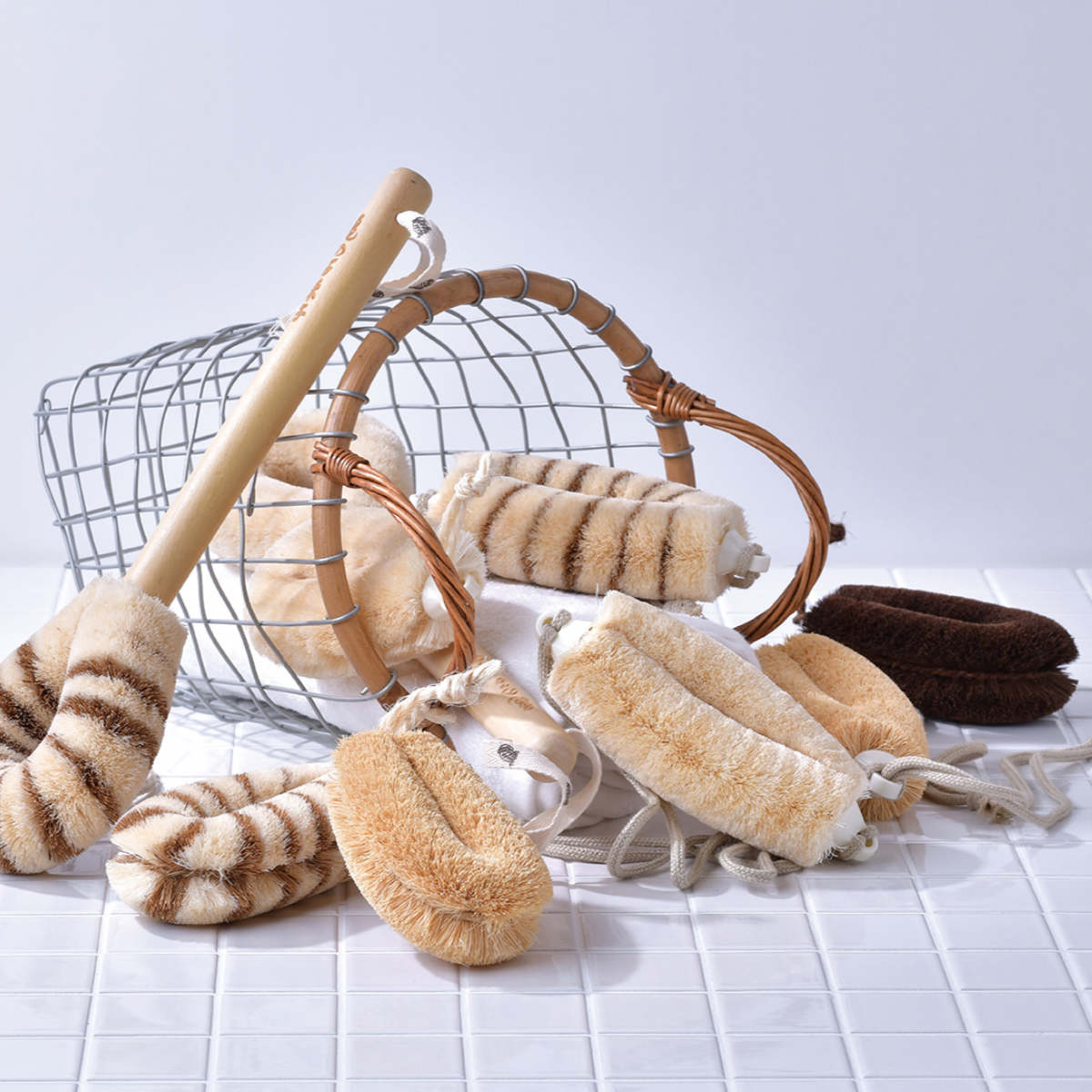 亀の子束子西尾商店 ボディたわし ひも付 ニシオくん かため ( ボディブラシ ブラシ たわし 束子 ボディ 体 からだ パーム 天然素材 体洗い 身体洗い ボディケア バスグッズ お風呂 入浴 )