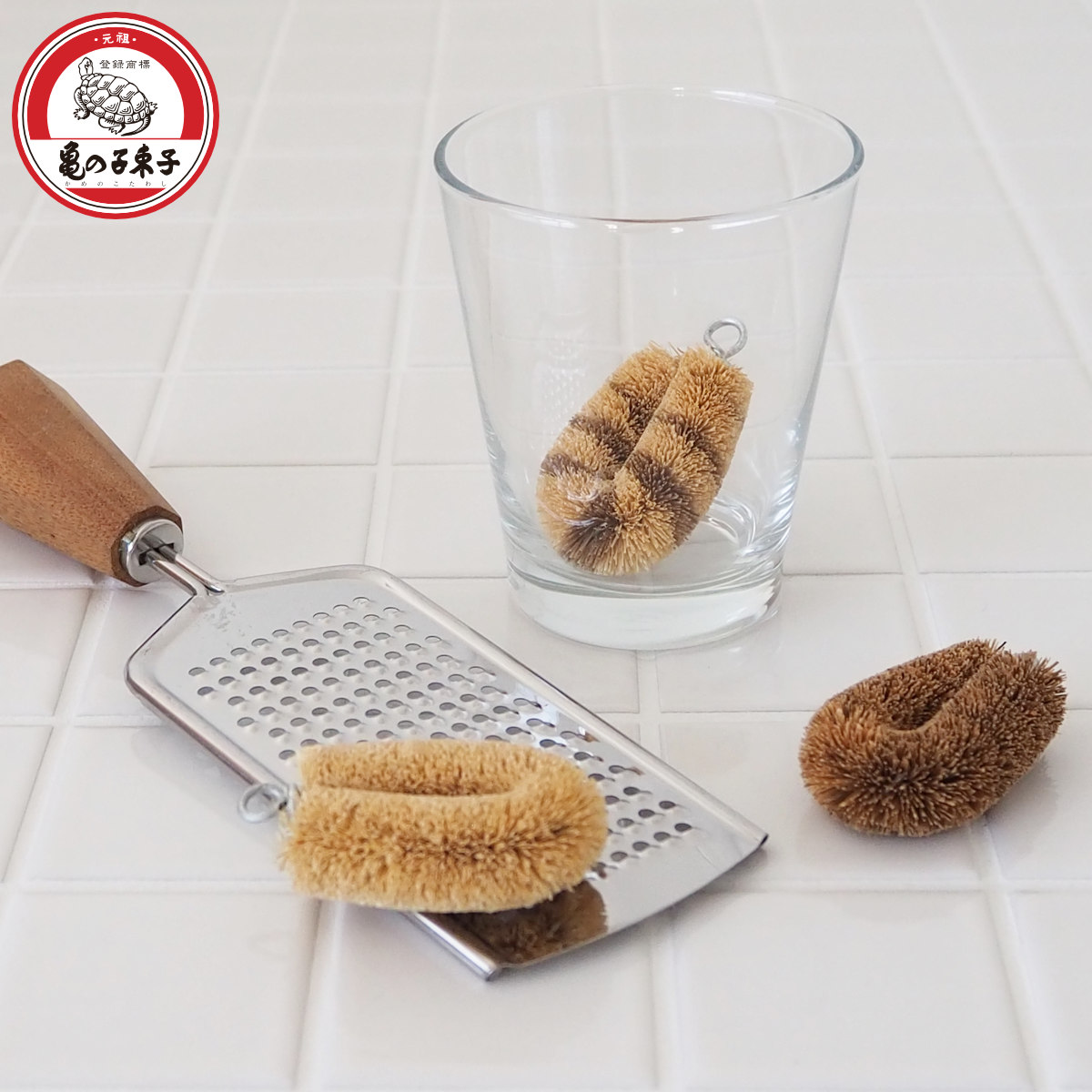 たわし 亀の子束子 亀の子たわし CoCo （ タワシ 束子 亀の子タワシ 小さい ミニ ざる洗い まな板洗い コゲ落とし 天然素材 フライパン 鍋 調理器具を洗う 食器洗い 皿洗い 野菜洗い 洗う 泥落とし 持ち歩き キッチン用品 ） 【ホワイト】