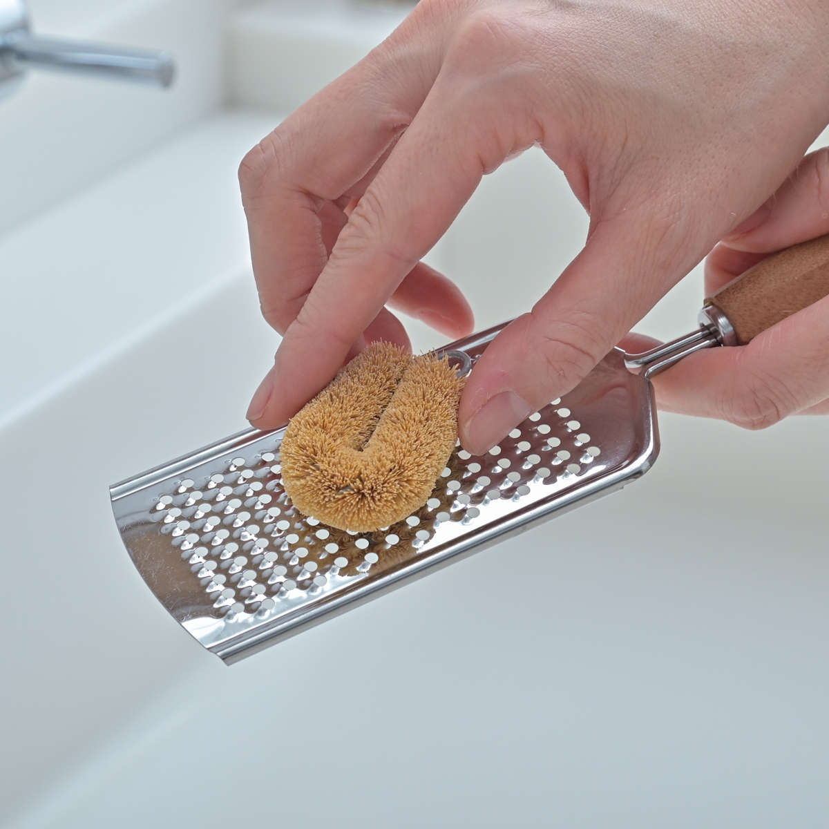 たわし 亀の子束子 亀の子たわし CoCo ( タワシ 束子 亀の子タワシ 小さい ミニ ざる洗い まな板洗い コゲ落とし 天然素材 フライパン 鍋 調理器具を洗う 食器洗い 皿洗い 野菜洗い 洗う 泥落とし 持ち歩き キッチン用品 ) 【シマシマ】 シマシマ