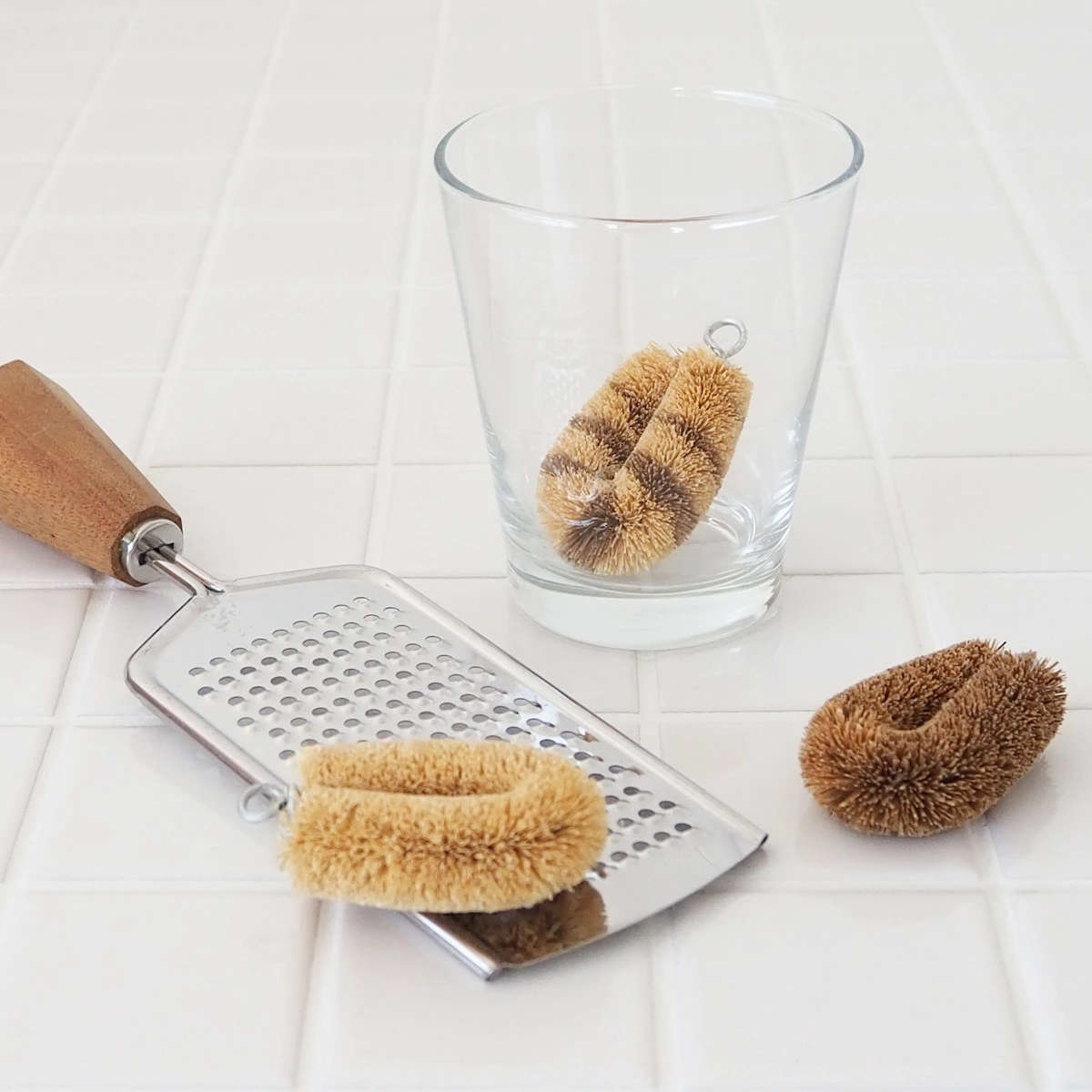 たわし 亀の子束子 亀の子たわし CoCo ( タワシ 束子 亀の子タワシ 小さい ミニ ざる洗い まな板洗い コゲ落とし 天然素材 フライパン 鍋 調理器具を洗う 食器洗い 皿洗い 野菜洗い 洗う 泥落とし 持ち歩き キッチン用品 ) 【シマシマ】 シマシマ