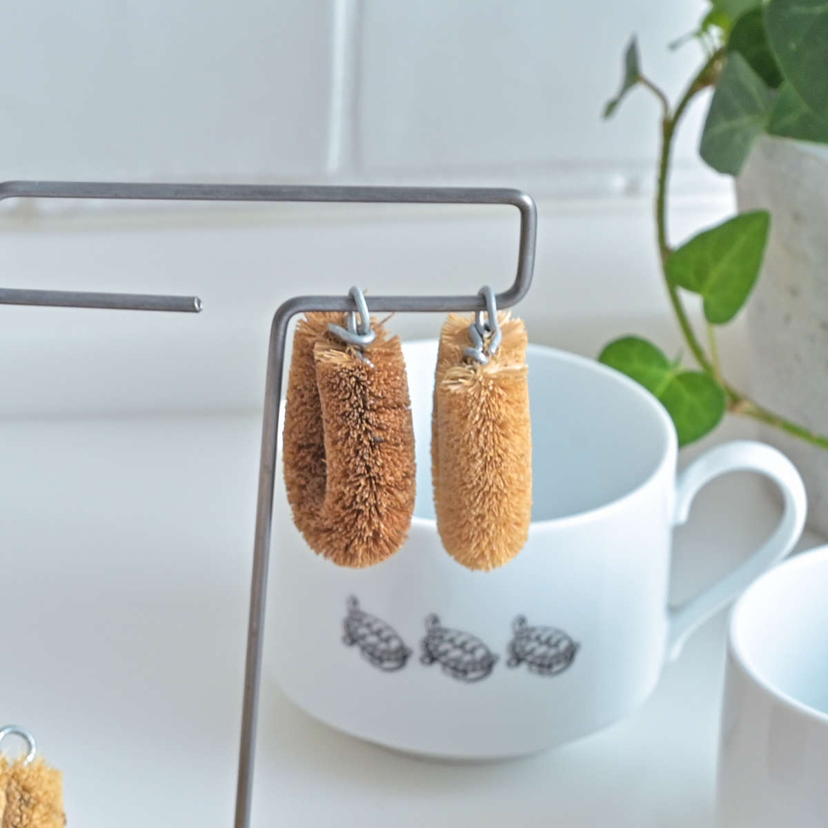 たわし 亀の子束子 亀の子たわし CoCo ( タワシ 束子 亀の子タワシ 小さい ミニ ざる洗い まな板洗い コゲ落とし 天然素材 フライパン 鍋 調理器具を洗う 食器洗い 皿洗い 野菜洗い 洗う 泥落とし 持ち歩き キッチン用品 ) 【シマシマ】 シマシマ