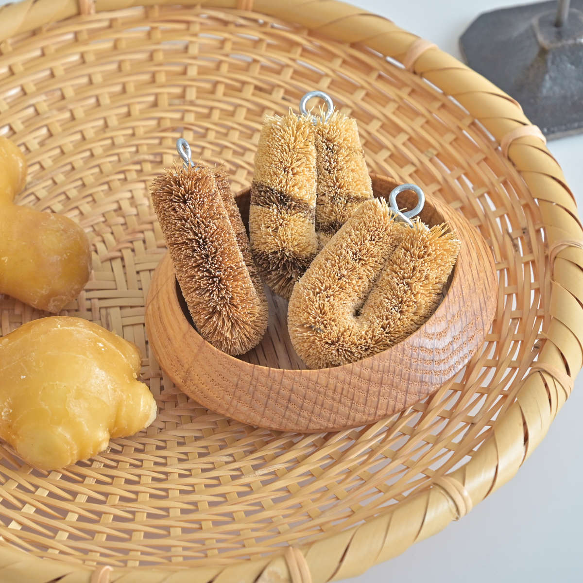 たわし 亀の子束子 亀の子たわし CoCo ( タワシ 束子 亀の子タワシ 小さい ミニ ざる洗い まな板洗い コゲ落とし 天然素材 フライパン 鍋 調理器具を洗う 食器洗い 皿洗い 野菜洗い 洗う 泥落とし 持ち歩き キッチン用品 ) 【シマシマ】 シマシマ