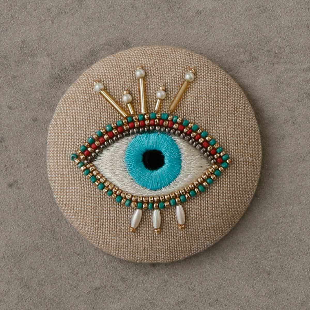 手鏡 イーブルアイミラー ビーズ 刺繍 コンパクト （ 携帯用 ミラー ハンドミラー コンパクトミラー かがみ 鏡 丸型 おしゃれ 小さい  ハンドメイド イーブルアイ 魔除け お守り ）【 ベージュ 】