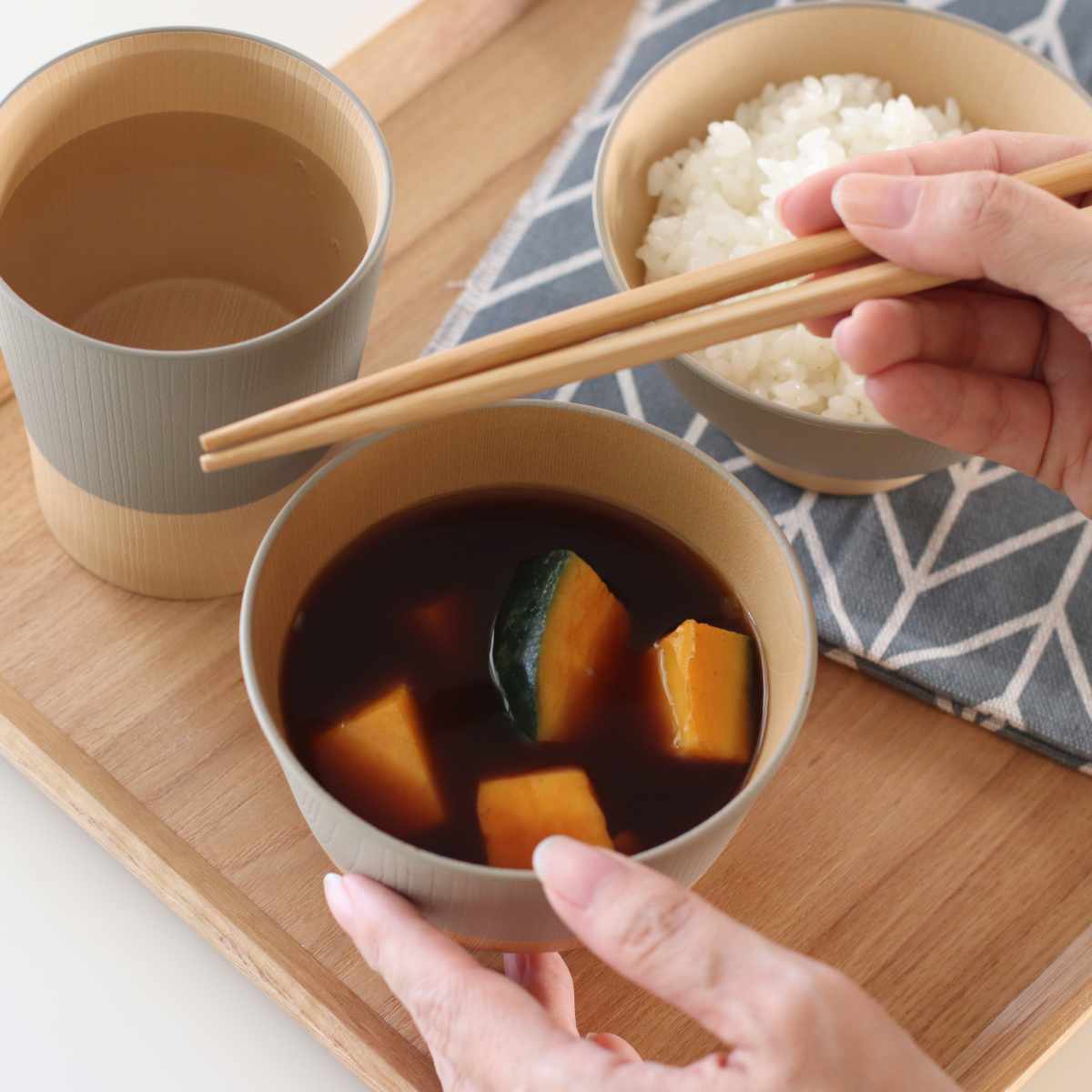 茶碗 330ml やさしい彩り 抗菌 汁椀 同色5個セット ( 日本製 電子レンジ対応 食洗機対応 お椀 椀 味噌汁碗 おしゃれ かわいい 抗菌加工 スープ 味噌汁 木目調 軽い 割れにくい 子ども 介護 ) 【ウグイス】 ウグイス