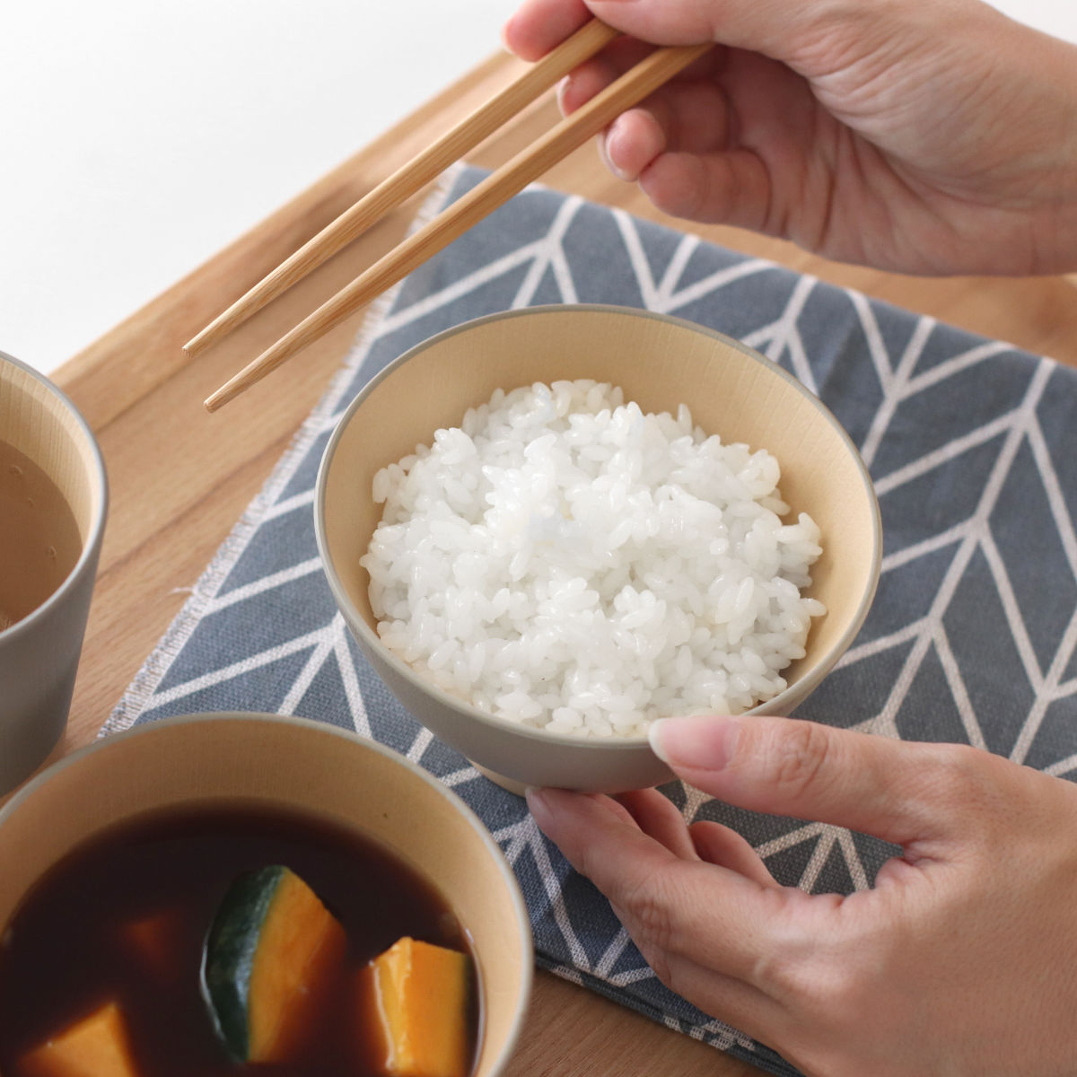 茶碗 12cm やさしい彩り 抗菌 飯椀 同色5個セット ( 日本製 電子レンジ対応 食洗機対応 お茶碗 ご飯茶碗 飯碗 食器 おしゃれ かわいい 抗菌加工 木目 シンプル 割れにくい 軽い ライスボウル ) 【クルミ】 クルミ