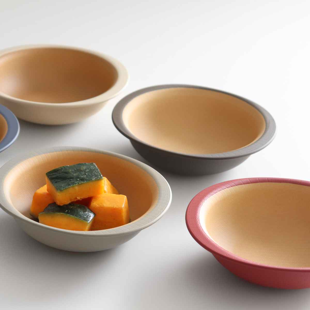 やさしい彩りキッズボウル るり色 同色3個セット ( キッズ 子ども 子供 日本製 電子レンジ対応 食洗機対応 抗菌 15cm 中鉢 子ども用食器 キッズ用 サラダボウル シリアルボウル おやつ スープ 朝食 軽い 割れにくい ) 【あかね】 あかね