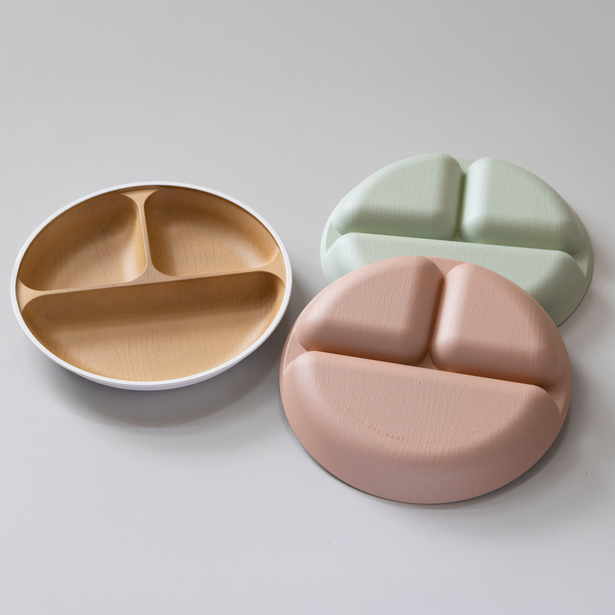 ランチプレート 23cm earth color 抗菌 すくえる 丸 ( 電子レンジ対応 食洗機対応 日本製 プラスチック 仕切り皿 丸皿 3つ仕切り おしゃれ かわいい 軽い 割れにくい シンプル 木目調 子ども 介護 すくいやすい 子供 ) 【グリーン】 グリーン