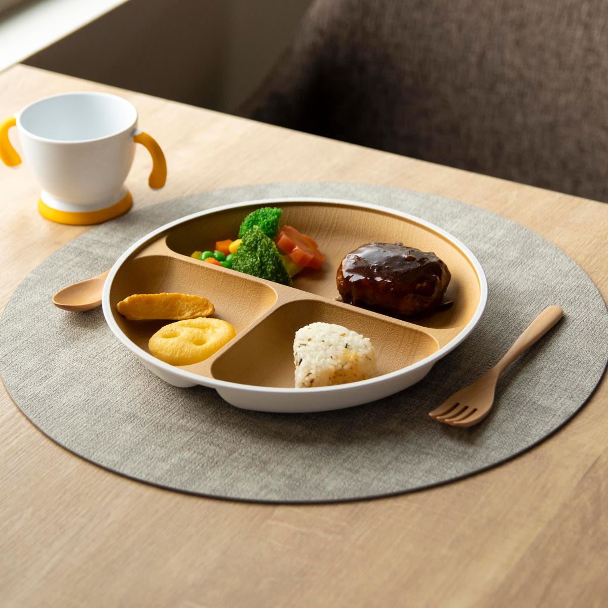 ランチプレート 23cm earth color 抗菌 すくえる 丸 ( 電子レンジ対応 食洗機対応 日本製 プラスチック 仕切り皿 丸皿 3つ仕切り おしゃれ かわいい 軽い 割れにくい シンプル 木目調 子ども 介護 すくいやすい 子供 ) 【グリーン】 グリーン