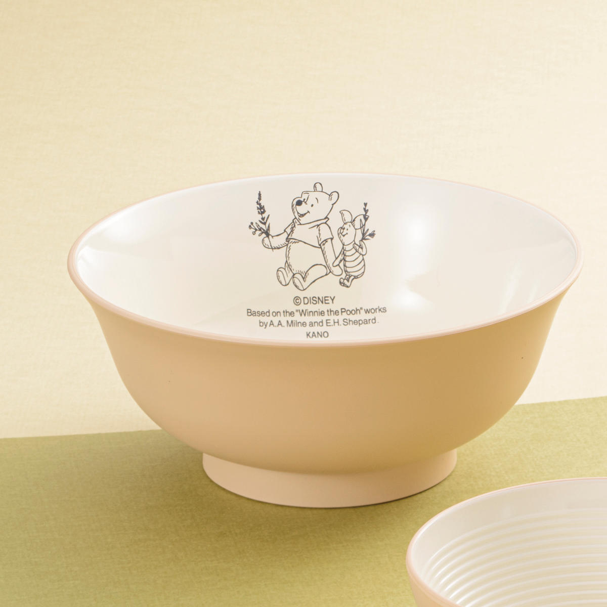 丼鉢 Pooh Bee 抗菌どんぶり くまのプーさん ( BPAフリー 日本製 抗菌 電子レンジ対応 食洗機対応 プーさん ピグレット 丼ぶり 丼物 丼 どんぶり おしゃれ かわいい ディズニー キャラクター 茶碗 椀 器 うつわ 軽い 割れにくい ) 【グレージュ】 グレージュ