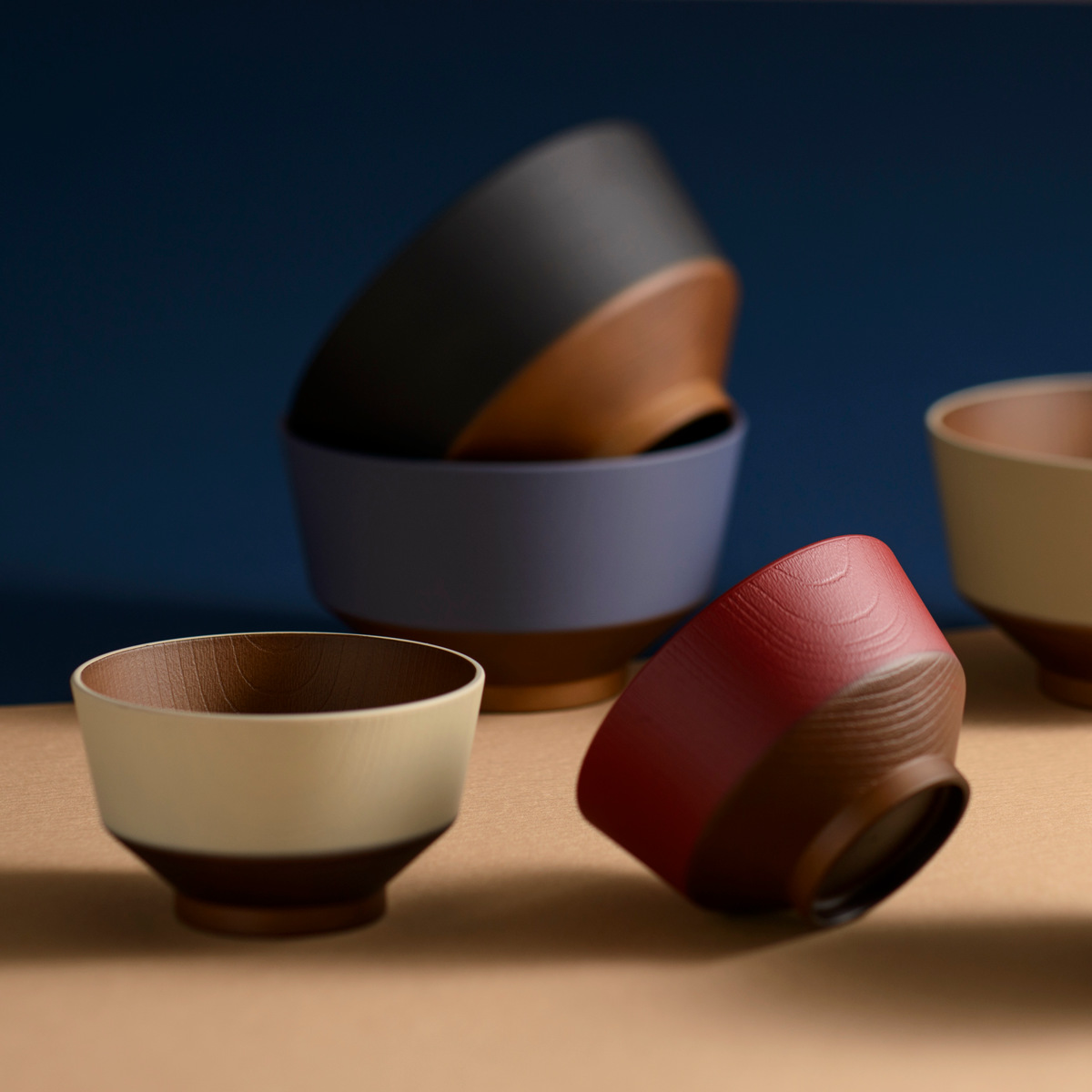 汁椀 和の色 黒/朱 2個組 ( 電子レンジ対応 食洗機対応 BPAフリー 日本製 碗 お椀 味噌汁碗 おしゃれ 軽い 割れにくい 味噌汁 スープ 国産 大人 子ども 木目調 抗菌加工 )