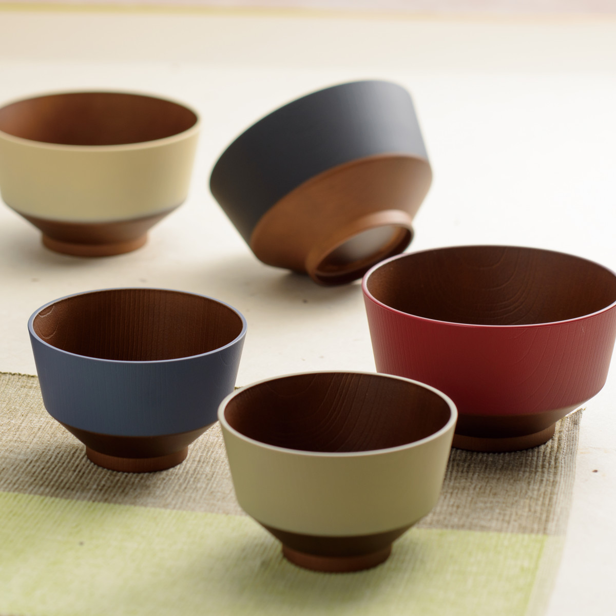 汁椀 和の色 黒/朱 2個組 ( 電子レンジ対応 食洗機対応 BPAフリー 日本製 碗 お椀 味噌汁碗 おしゃれ 軽い 割れにくい 味噌汁 スープ 国産 大人 子ども 木目調 抗菌加工 )