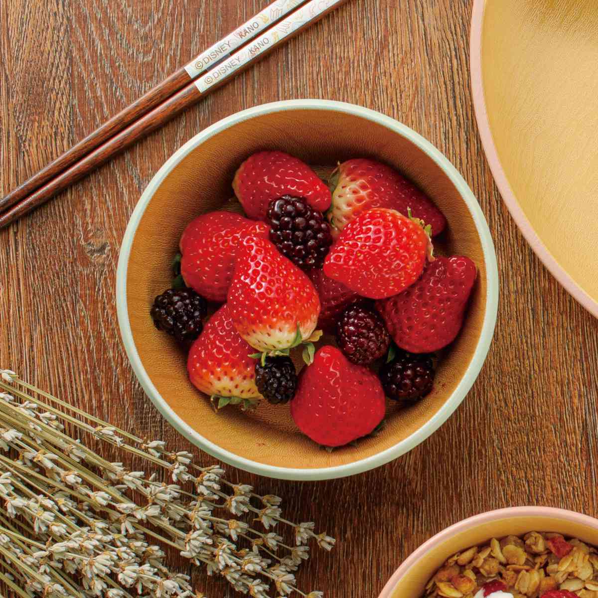 保存容器 500ml 抗菌保存容器 ディズニー ミッキー BPAフリー ( 容器 保存 日本製 電子レンジ対応 食洗機対応 ミッキーマウス 食品保存 丸 ストッカー フードストッカー キャニスター キャラクター 軽い 割れにくい 作り置き ) 【アイボリー】 アイボリー