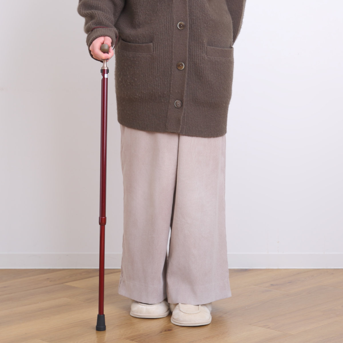 杖 伸縮タイプ 愛杖 抗菌グリップ アルミ 無地 ( つえ ツエ 伸縮杖 一点杖 伸縮 長さ調節 軽量 介護 歩行補助 高齢者 おしゃれ 介護用品 SGマーク 10段階調節 歩行 補助 リハビリ 衝撃吸収 転倒防止 ストラップ付き ) 【レッド】 レッド