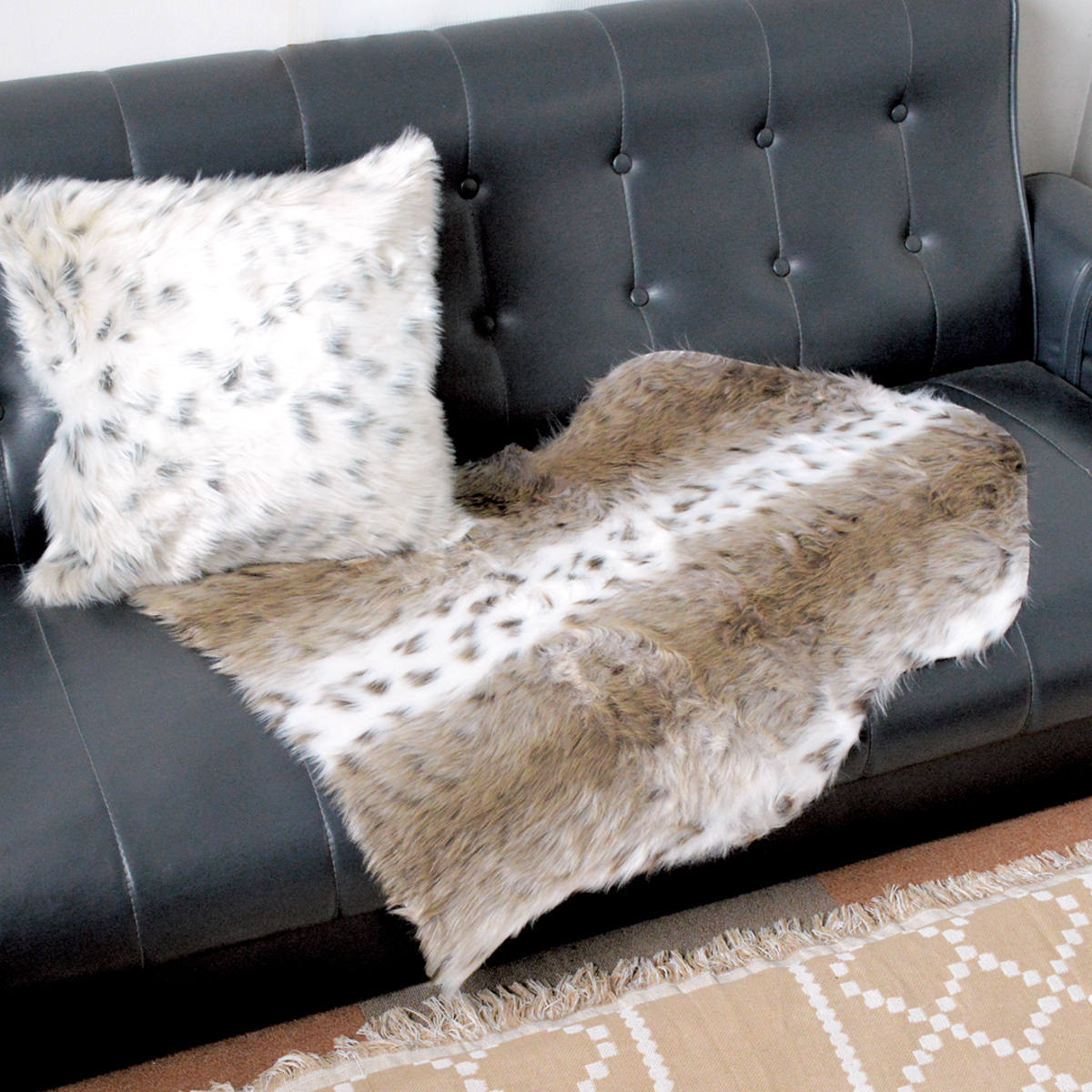 フロアマット リッシュ アクセントラグ S ( ラグ 玄関マット インテリア フェイクファー ふわふわ アニマル 敷き物 マット ロングファー かわいい 高級感 癒し もこもこ 毛並み ロング 幅90cm ) 【ブラックラビット】 ブラックラビット