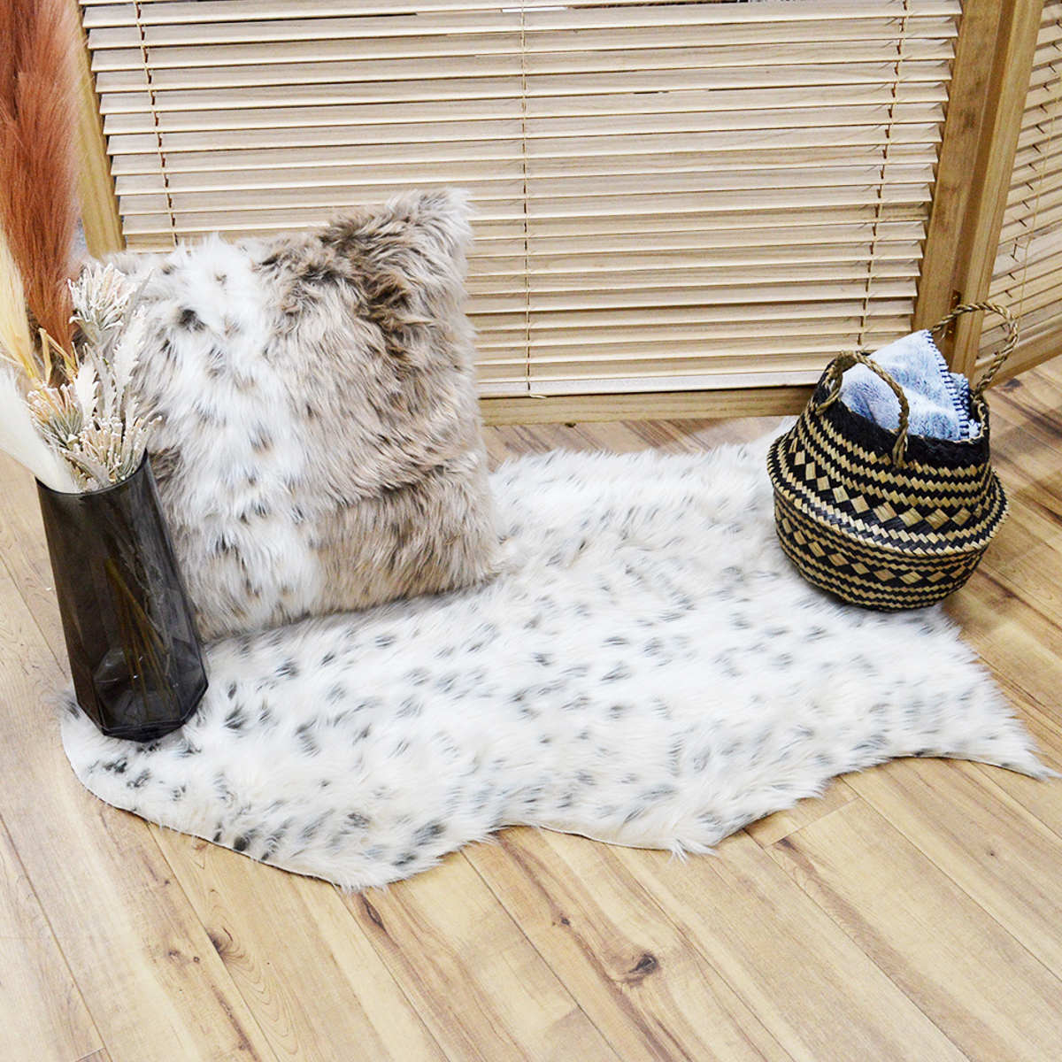 フロアマット リッシュ アクセントラグ S ( ラグ 玄関マット インテリア フェイクファー ふわふわ アニマル 敷き物 マット ロングファー かわいい 高級感 癒し もこもこ 毛並み ロング 幅90cm ) 【ブラックラビット】 ブラックラビット