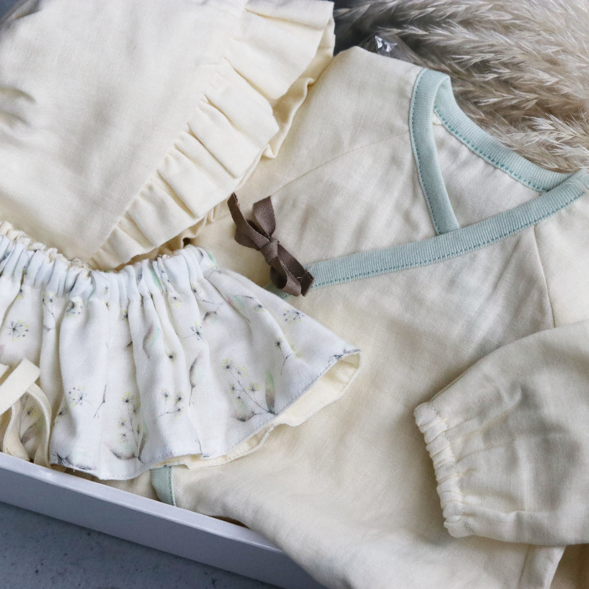 ギフトセット Lien de Famille はじめてのおめかし3点セット 出産祝い ( ギフト セット スタイ ボンネット 肌着 プレゼント 贈り物 お祝い おしゃれ 日本製 よだれかけ ベビー帽子 産着 ベビー 赤ちゃん 女の子 男の子 )【 グリーン 】 グリーン