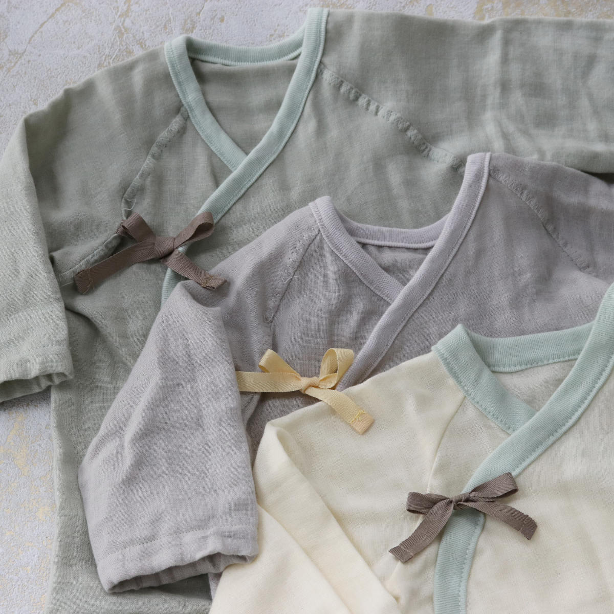 ギフトセット Lien de Famille はじめてのおめかし3点セット 出産祝い ( ギフト セット スタイ ボンネット 肌着 プレゼント 贈り物 お祝い おしゃれ 日本製 よだれかけ ベビー帽子 産着 ベビー 赤ちゃん 女の子 男の子 )【 グリーン 】 グリーン