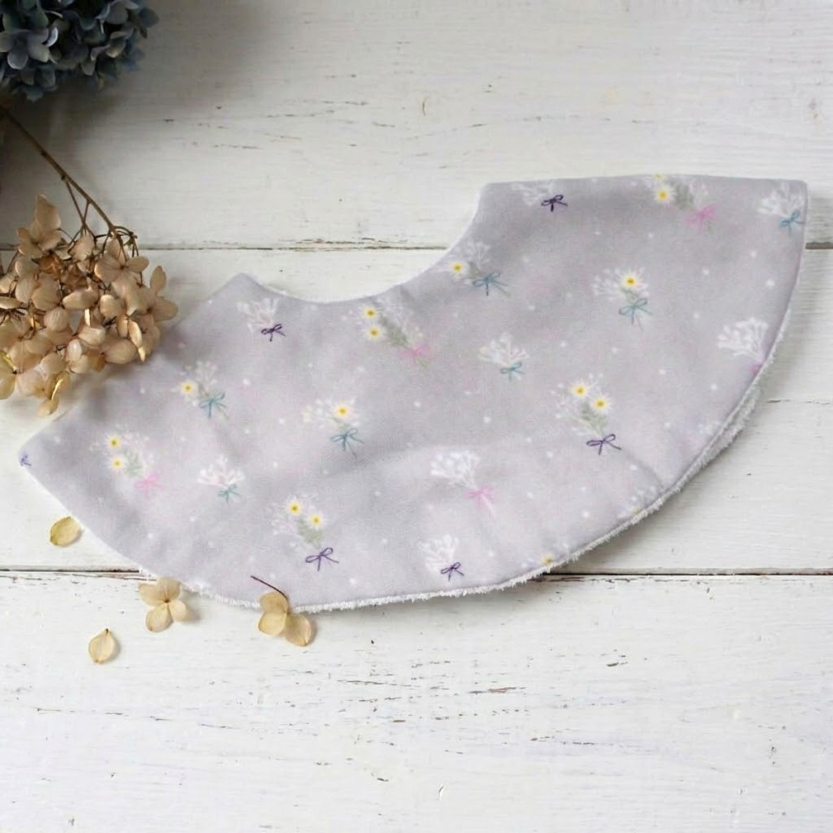 スタイ Lien de famille ブーケフラワー サークルスタイ 綿100% 日本製 （ よだれかけ ベビースタイ 前掛け エプロン 赤ちゃん プレゼント 女の子 ベビーエプロン お食事エプロン 丸い ベビー かわいい おしゃれ ギフト 出産祝い ）