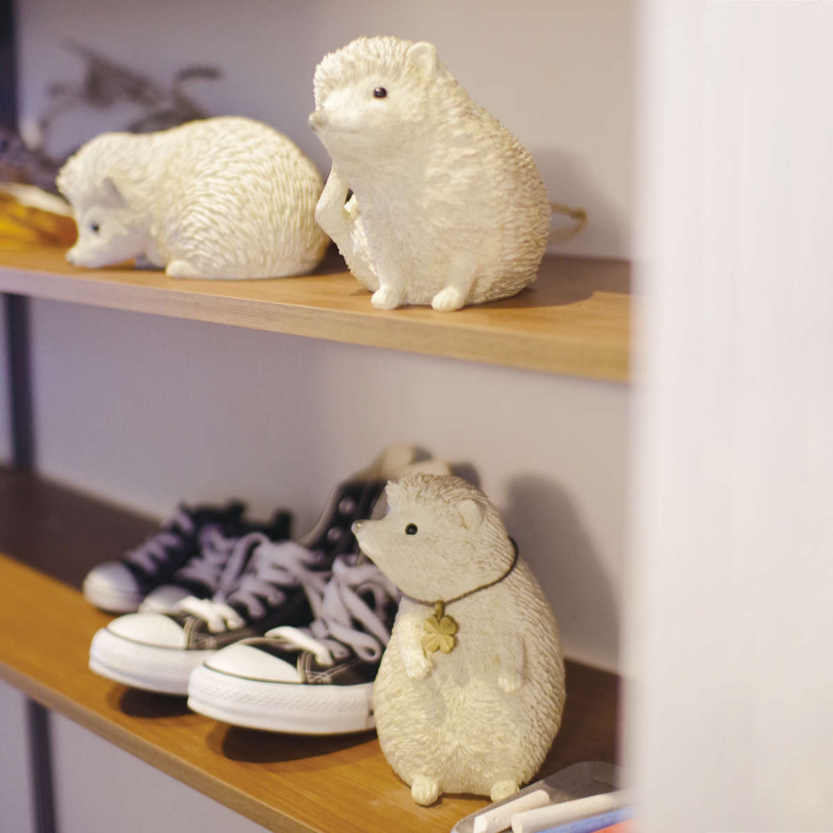 ガーデンオーナメント 置物 ハリネズミ 3匹セット アンティークホワイト ( ガーデニング オーナメント 置き物 ガーデン 庭 窓辺 オブジェ はりねずみ ガーデニング雑貨 かわいい インテリア アンティーク調 おしゃれ )