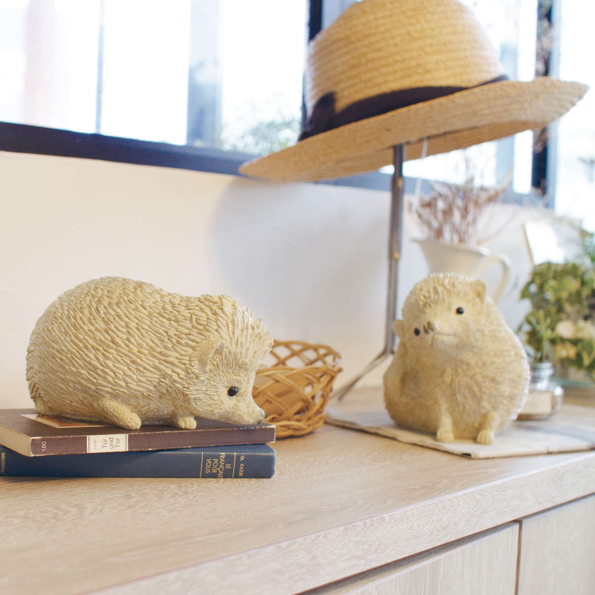 ガーデンオーナメント 置物 ハリネズミ 3匹セット アンティークホワイト ( ガーデニング オーナメント 置き物 ガーデン 庭 窓辺 オブジェ はりねずみ ガーデニング雑貨 かわいい インテリア アンティーク調 おしゃれ )