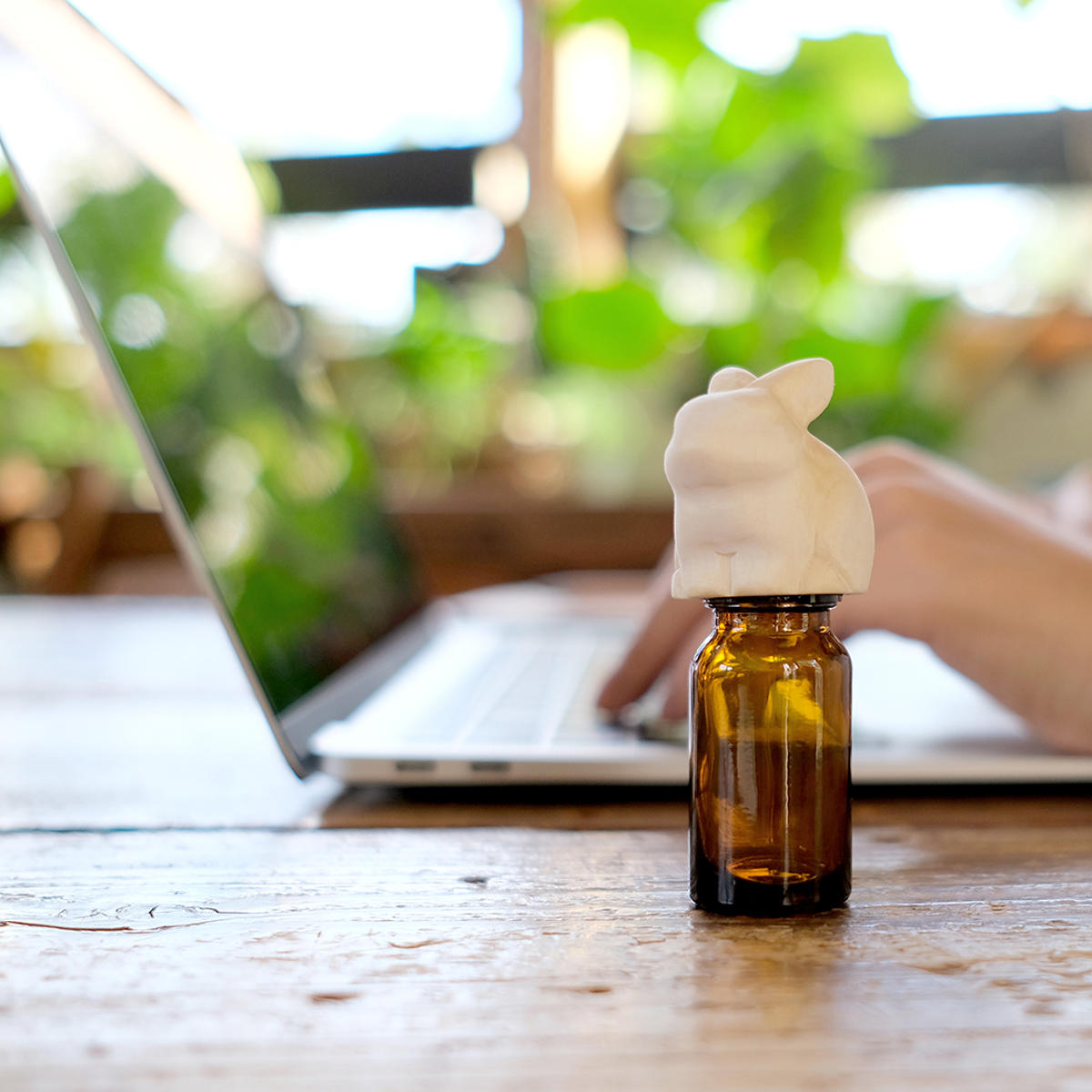 アニマルエッセンシャルオイルキャップ アロマオイル ( アロマキャップ 蓋 フタ 天然木 遮光瓶付き ガラス瓶 アロマ 香り 遮光瓶 ディフューザー フレグランスオイル エッセンシャルオイル 動物 かわいい インテリア おしゃれ ) 【キャット】 キャット