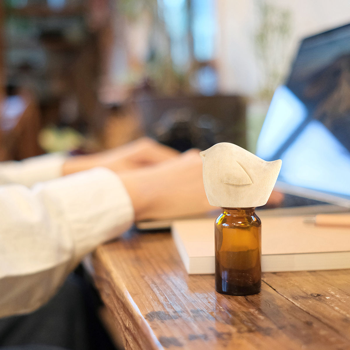 アニマルエッセンシャルオイルキャップ アロマオイル ( アロマキャップ 蓋 フタ 天然木 遮光瓶付き ガラス瓶 アロマ 香り 遮光瓶 ディフューザー フレグランスオイル エッセンシャルオイル 動物 かわいい インテリア おしゃれ ) 【キャット】 キャット