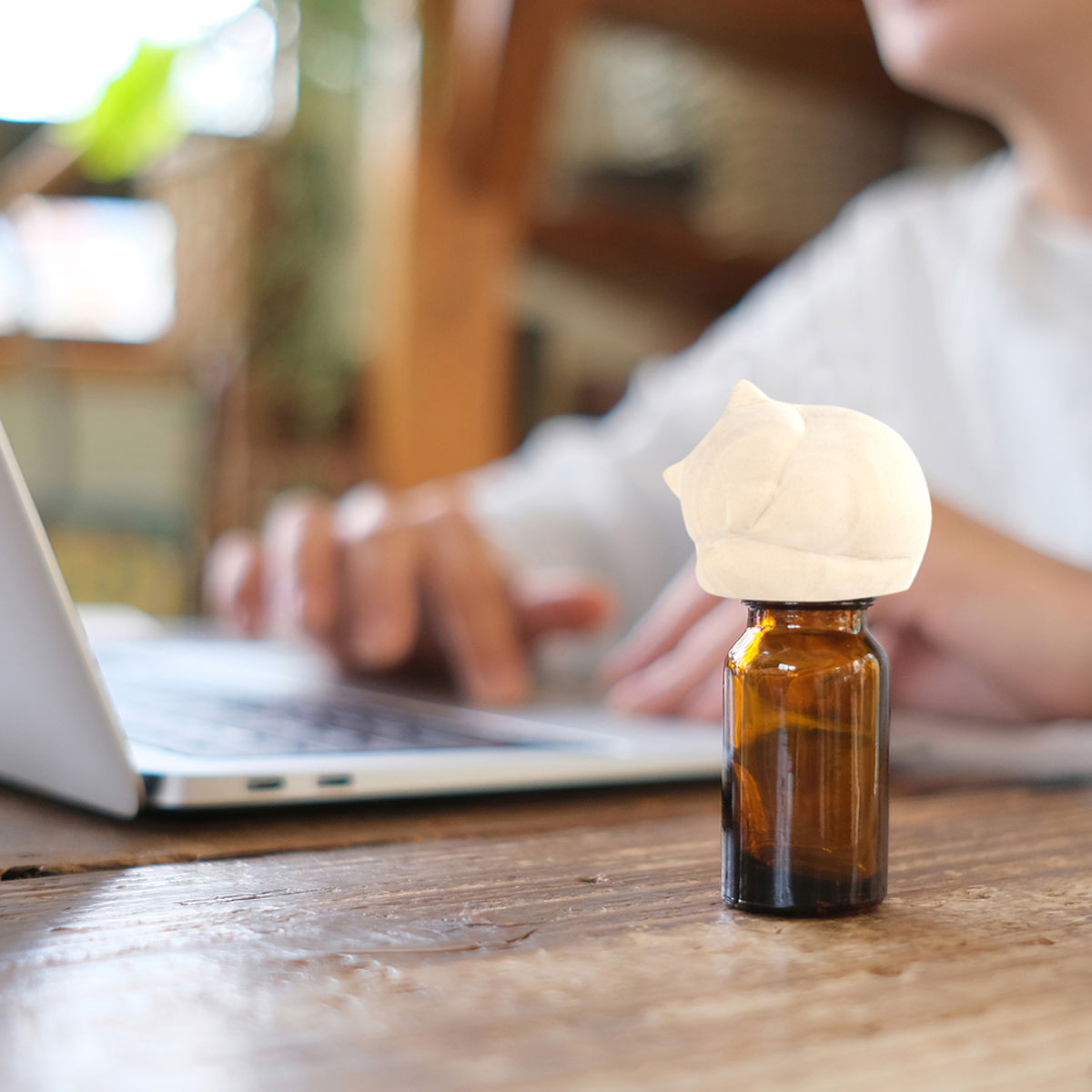 アニマルエッセンシャルオイルキャップ アロマオイル ( アロマキャップ 蓋 フタ 天然木 遮光瓶付き ガラス瓶 アロマ 香り 遮光瓶 ディフューザー フレグランスオイル エッセンシャルオイル 動物 かわいい インテリア おしゃれ ) 【キャット】 キャット