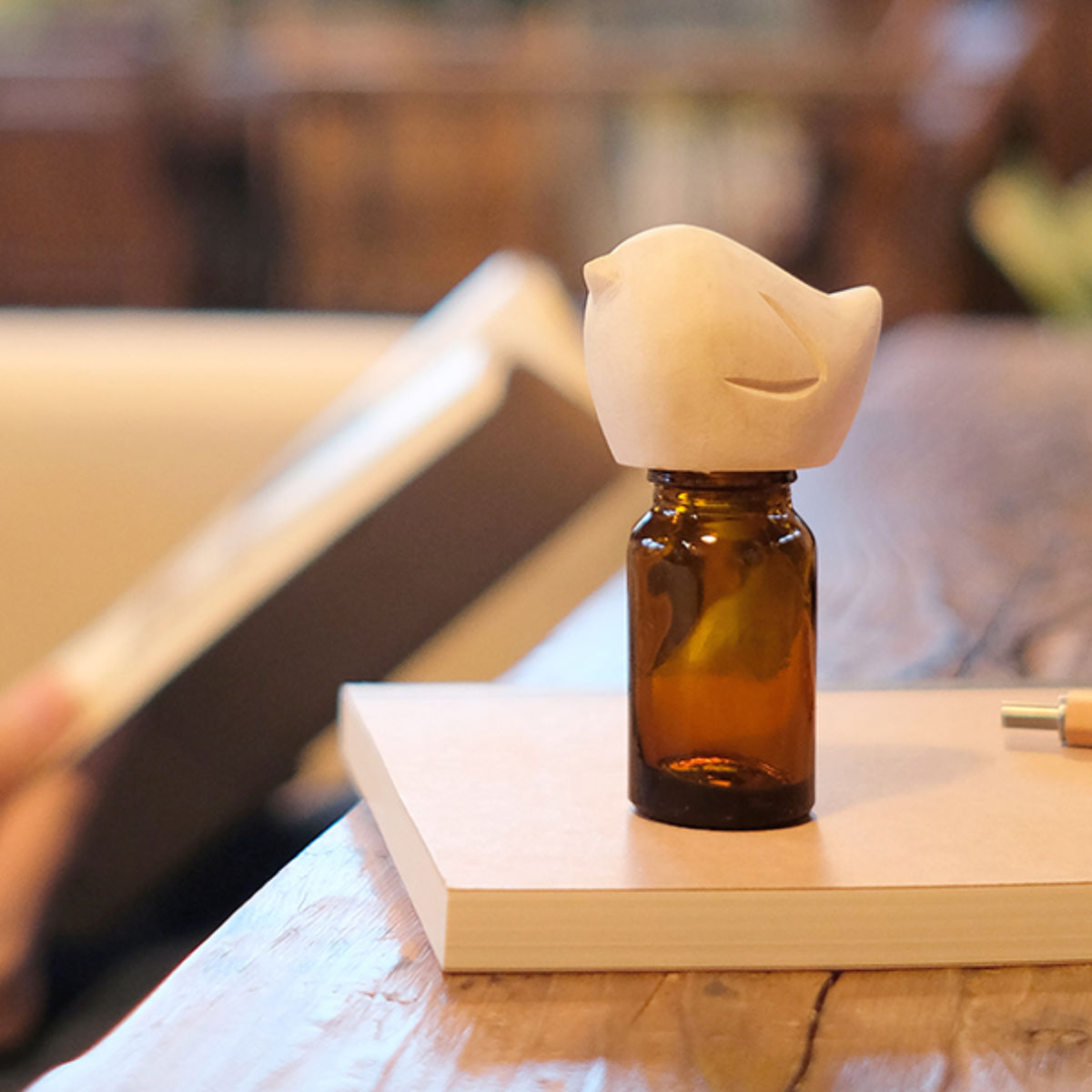 アニマルエッセンシャルオイルキャップ アロマオイル ( アロマキャップ 蓋 フタ 天然木 遮光瓶付き ガラス瓶 アロマ 香り 遮光瓶 ディフューザー フレグランスオイル エッセンシャルオイル 動物 かわいい インテリア おしゃれ ) 【キャット】 キャット