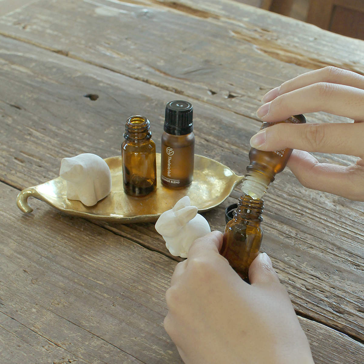 アニマルエッセンシャルオイルキャップ アロマオイル ( アロマキャップ 蓋 フタ 天然木 遮光瓶付き ガラス瓶 アロマ 香り 遮光瓶 ディフューザー フレグランスオイル エッセンシャルオイル 動物 かわいい インテリア おしゃれ ) 【キャット】 キャット