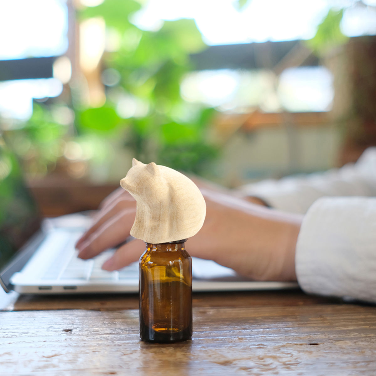 アニマルエッセンシャルオイルキャップ アロマオイル ( アロマキャップ 蓋 フタ 天然木 遮光瓶付き ガラス瓶 アロマ 香り 遮光瓶 ディフューザー フレグランスオイル エッセンシャルオイル 動物 かわいい インテリア おしゃれ ) 【キャット】 キャット