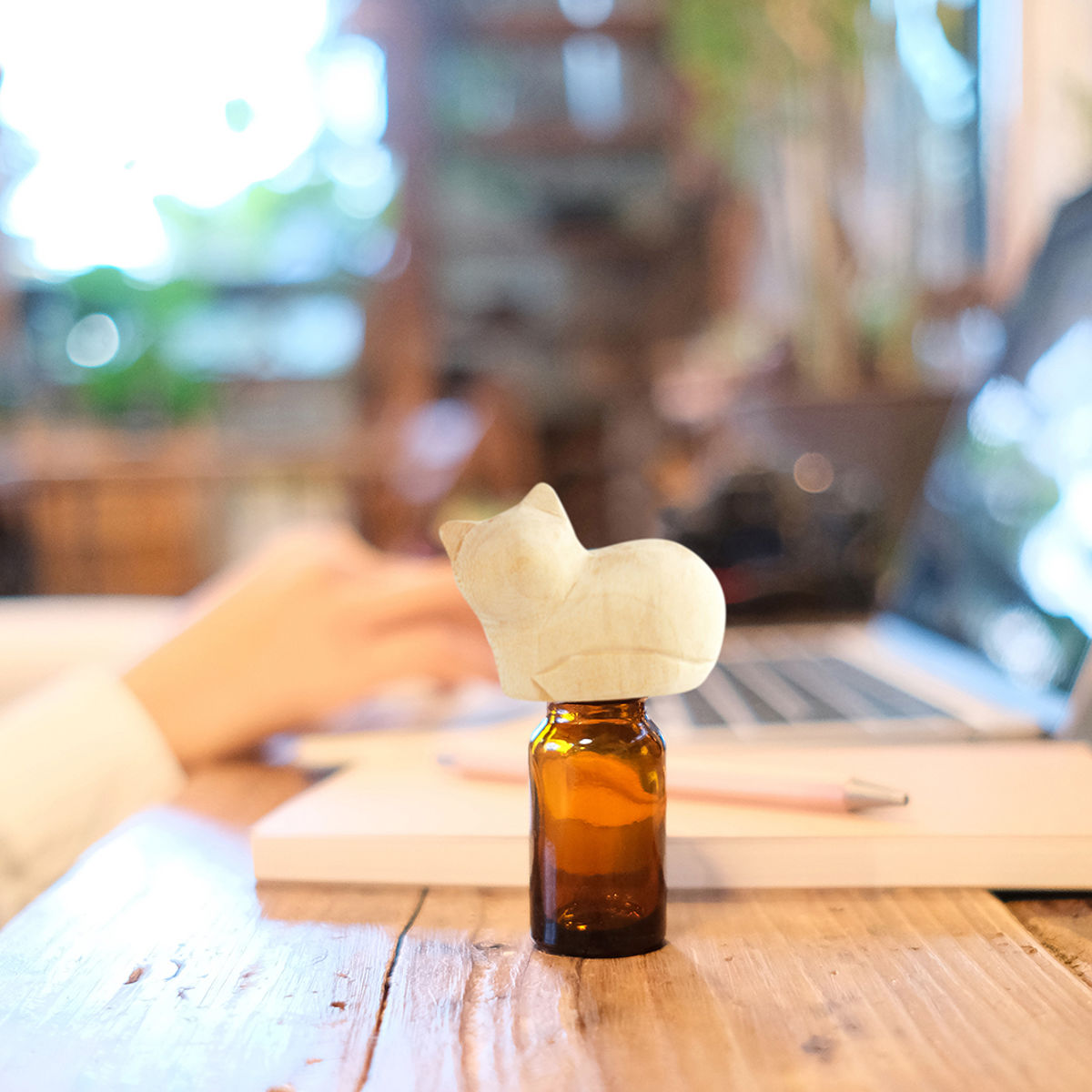 アニマルエッセンシャルオイルキャップ アロマオイル ( アロマキャップ 蓋 フタ 天然木 遮光瓶付き ガラス瓶 アロマ 香り 遮光瓶 ディフューザー フレグランスオイル エッセンシャルオイル 動物 かわいい インテリア おしゃれ ) 【キャット】 キャット