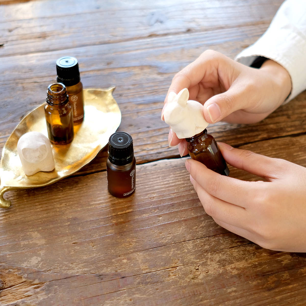 アニマルエッセンシャルオイルキャップ アロマオイル ( アロマキャップ 蓋 フタ 天然木 遮光瓶付き ガラス瓶 アロマ 香り 遮光瓶 ディフューザー フレグランスオイル エッセンシャルオイル 動物 かわいい インテリア おしゃれ ) 【キャット】 キャット