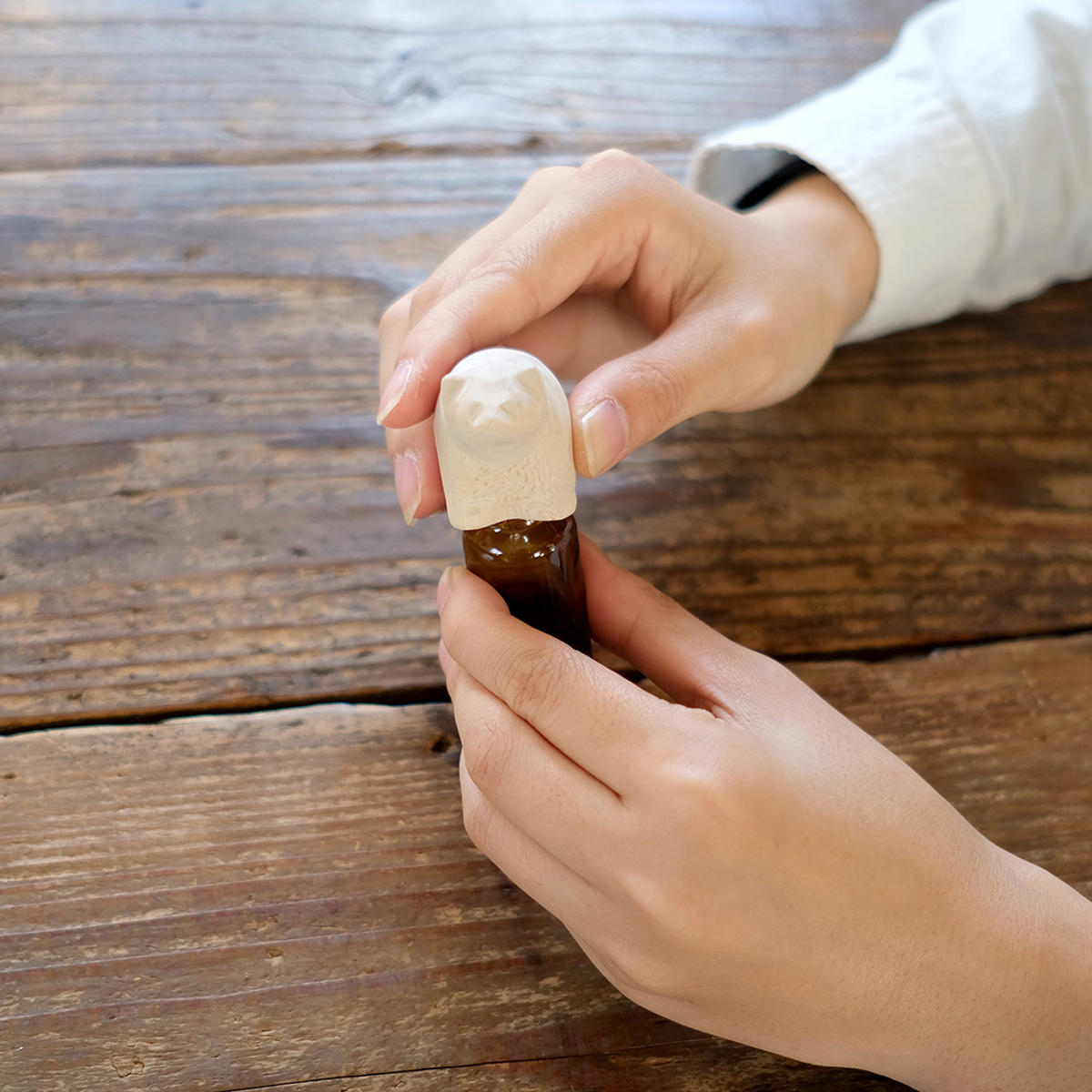 アニマルエッセンシャルオイルキャップ アロマオイル ( アロマキャップ 蓋 フタ 天然木 遮光瓶付き ガラス瓶 アロマ 香り 遮光瓶 ディフューザー フレグランスオイル エッセンシャルオイル 動物 かわいい インテリア おしゃれ ) 【キャット】 キャット