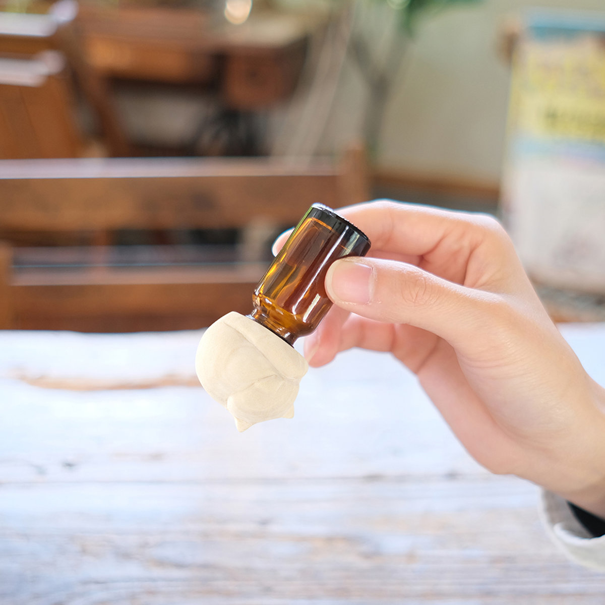 アニマルエッセンシャルオイルキャップ アロマオイル ( アロマキャップ 蓋 フタ 天然木 遮光瓶付き ガラス瓶 アロマ 香り 遮光瓶 ディフューザー フレグランスオイル エッセンシャルオイル 動物 かわいい インテリア おしゃれ ) 【キャット】 キャット