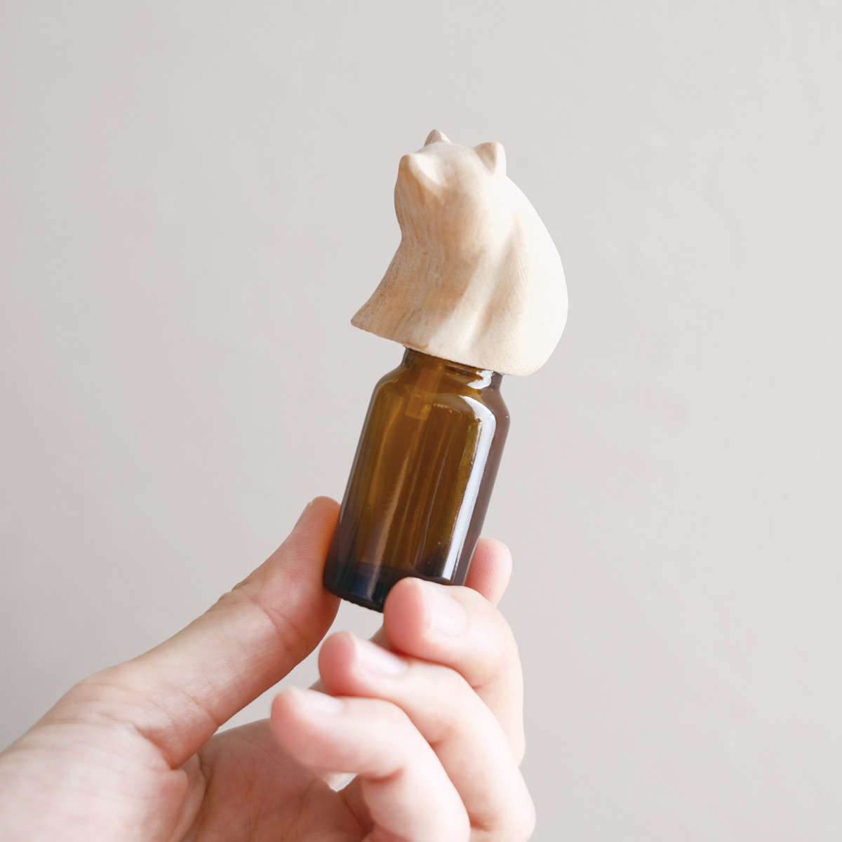 アニマルエッセンシャルオイルキャップ アロマオイル ( アロマキャップ 蓋 フタ 天然木 遮光瓶付き ガラス瓶 アロマ 香り 遮光瓶 ディフューザー フレグランスオイル エッセンシャルオイル 動物 かわいい インテリア おしゃれ ) 【キャット】 キャット